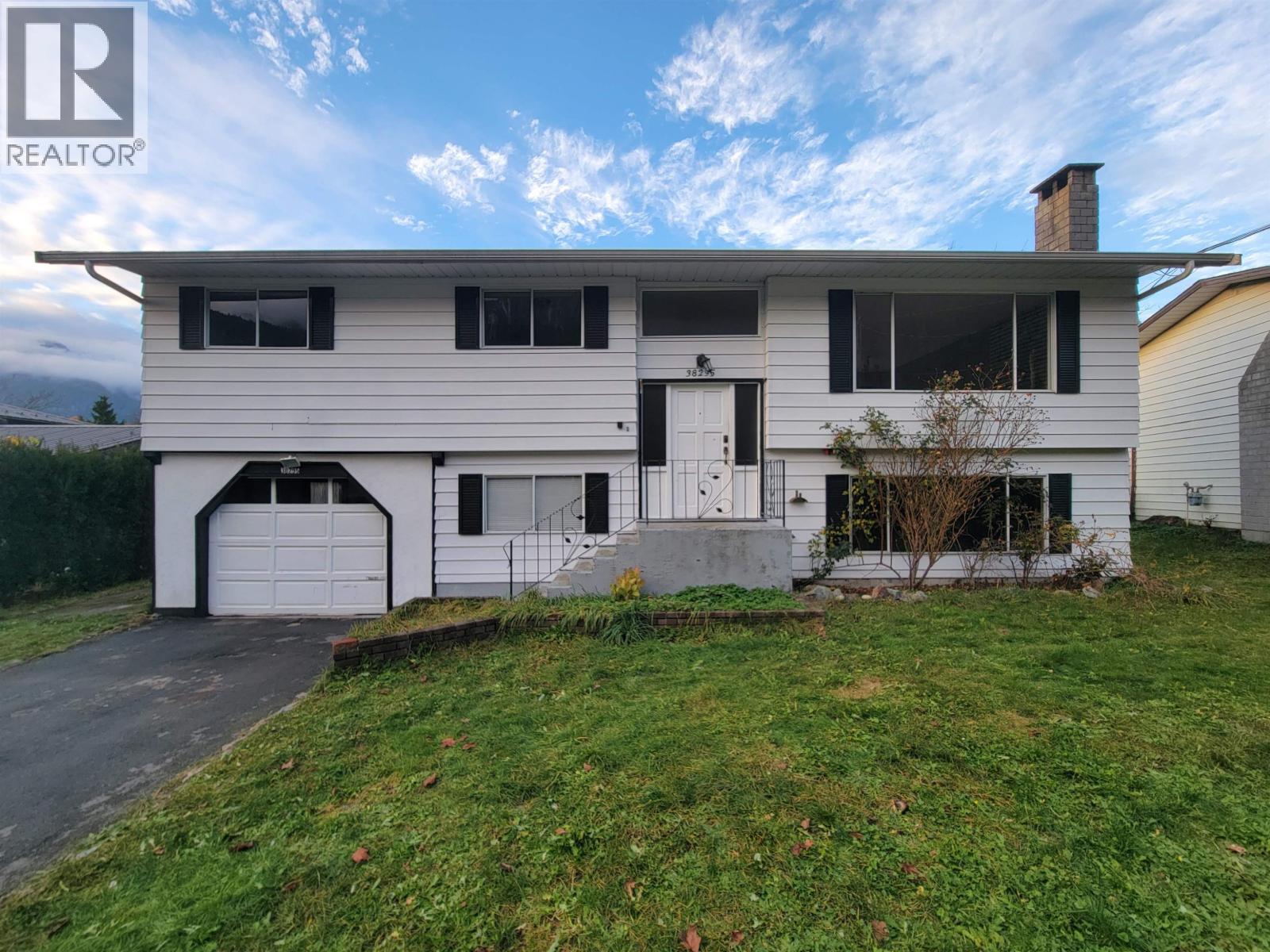 38295 Chestnut Avenue, Squamish, British Columbia  V8B 0W7 - Photo 1 - R3068816