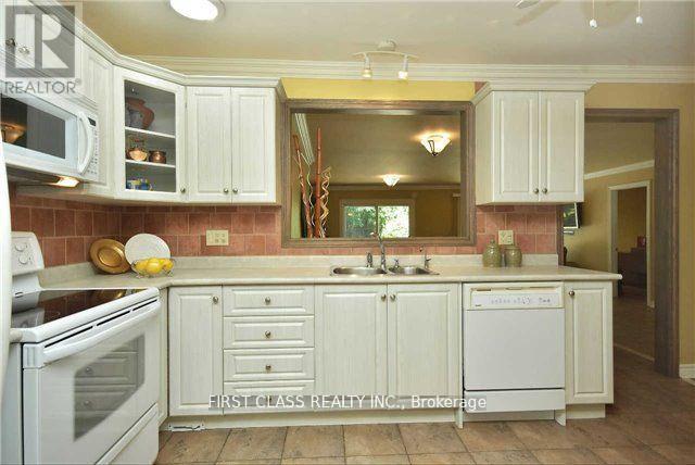 1085 Pearson Drive, Oakville, Ontario  L6H 2A9 - Photo 4 - W12560720