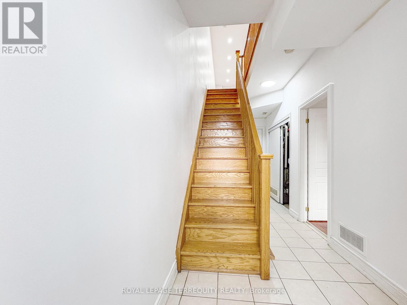 25 Bijou Walk, Toronto, Ontario  M6M 5L7 - Photo 4 - W12560748