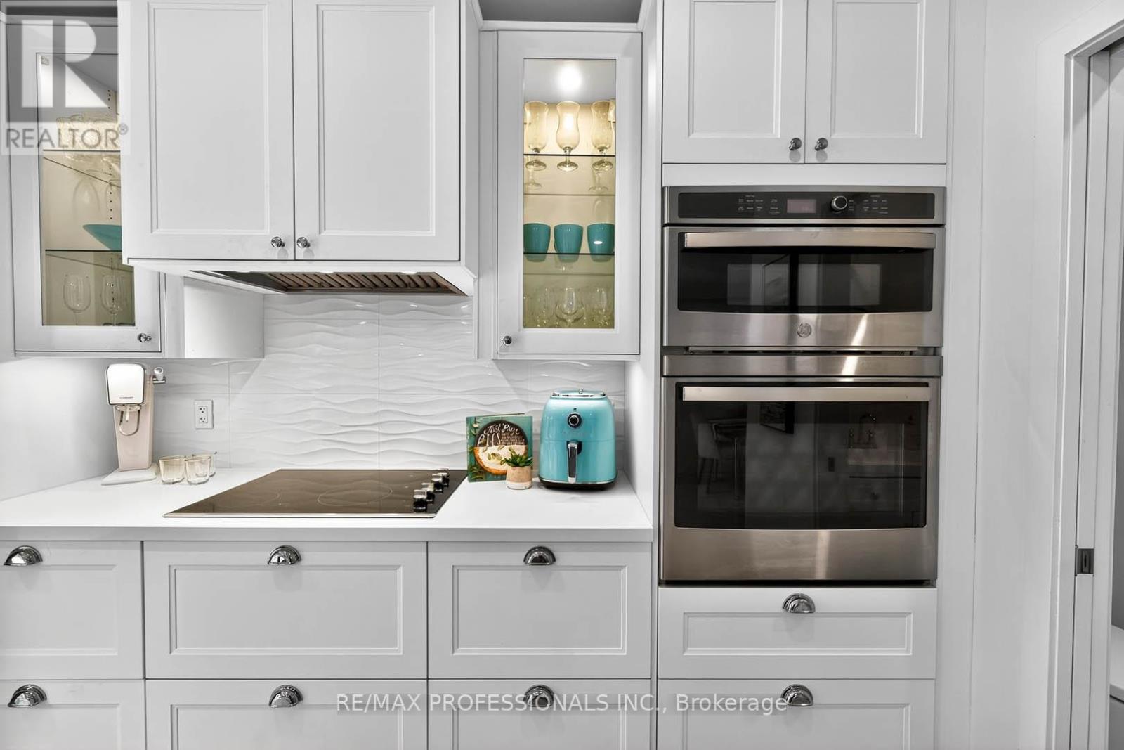 22 Ninth Street, Toronto, Ontario  M8V 3E3 - Photo 14 - W12560760