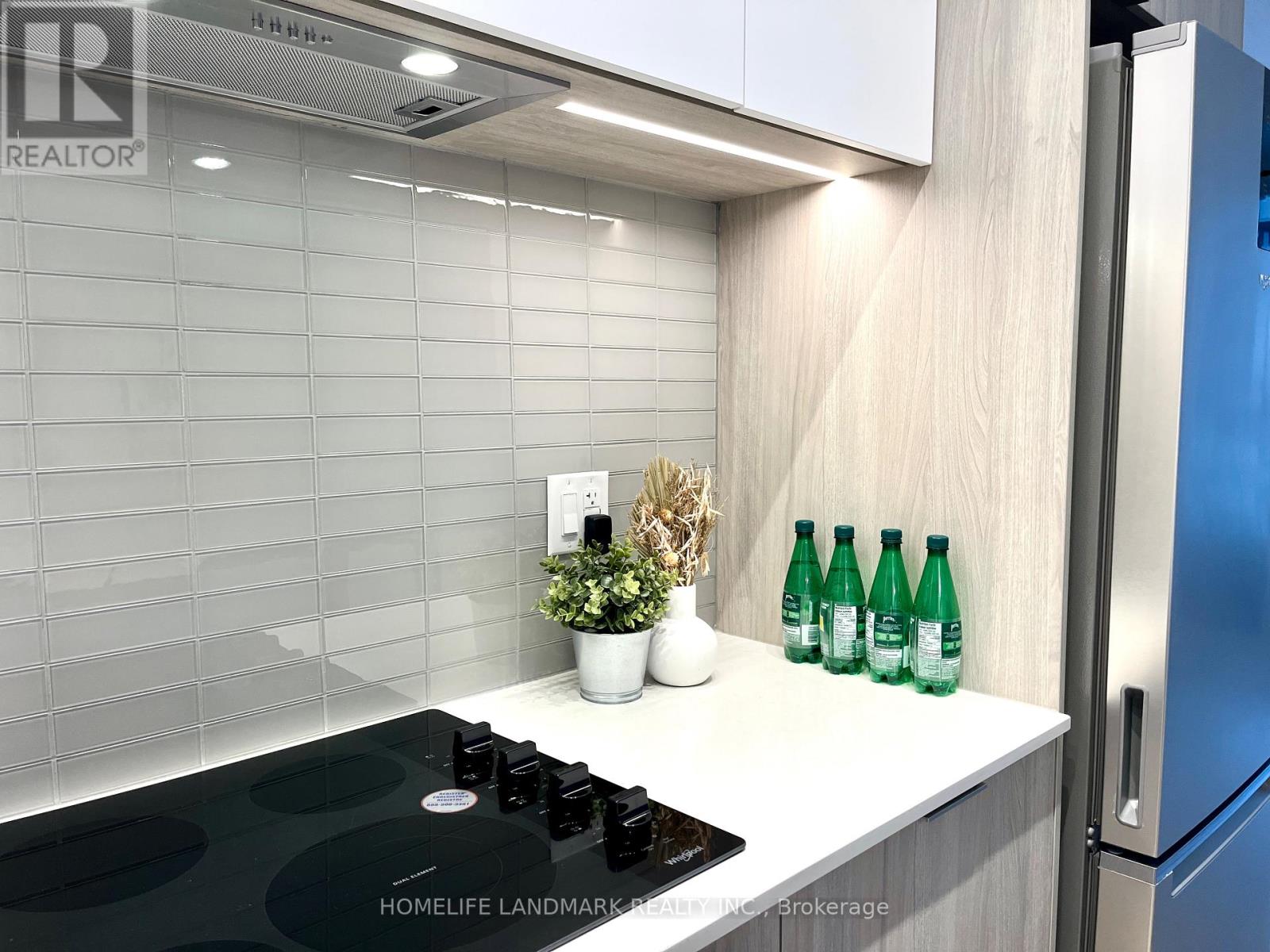 709 - 395 Square One Drive, Mississauga, Ontario  L5B 0P6 - Photo 10 - W12560776