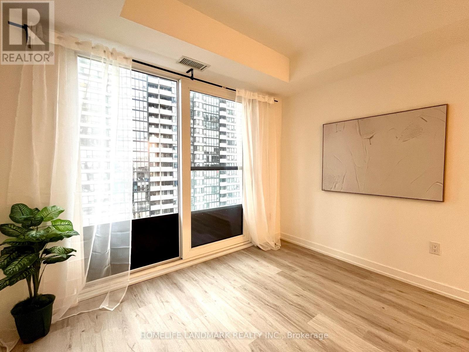 709 - 395 Square One Drive, Mississauga, Ontario  L5B 0P6 - Photo 16 - W12560776