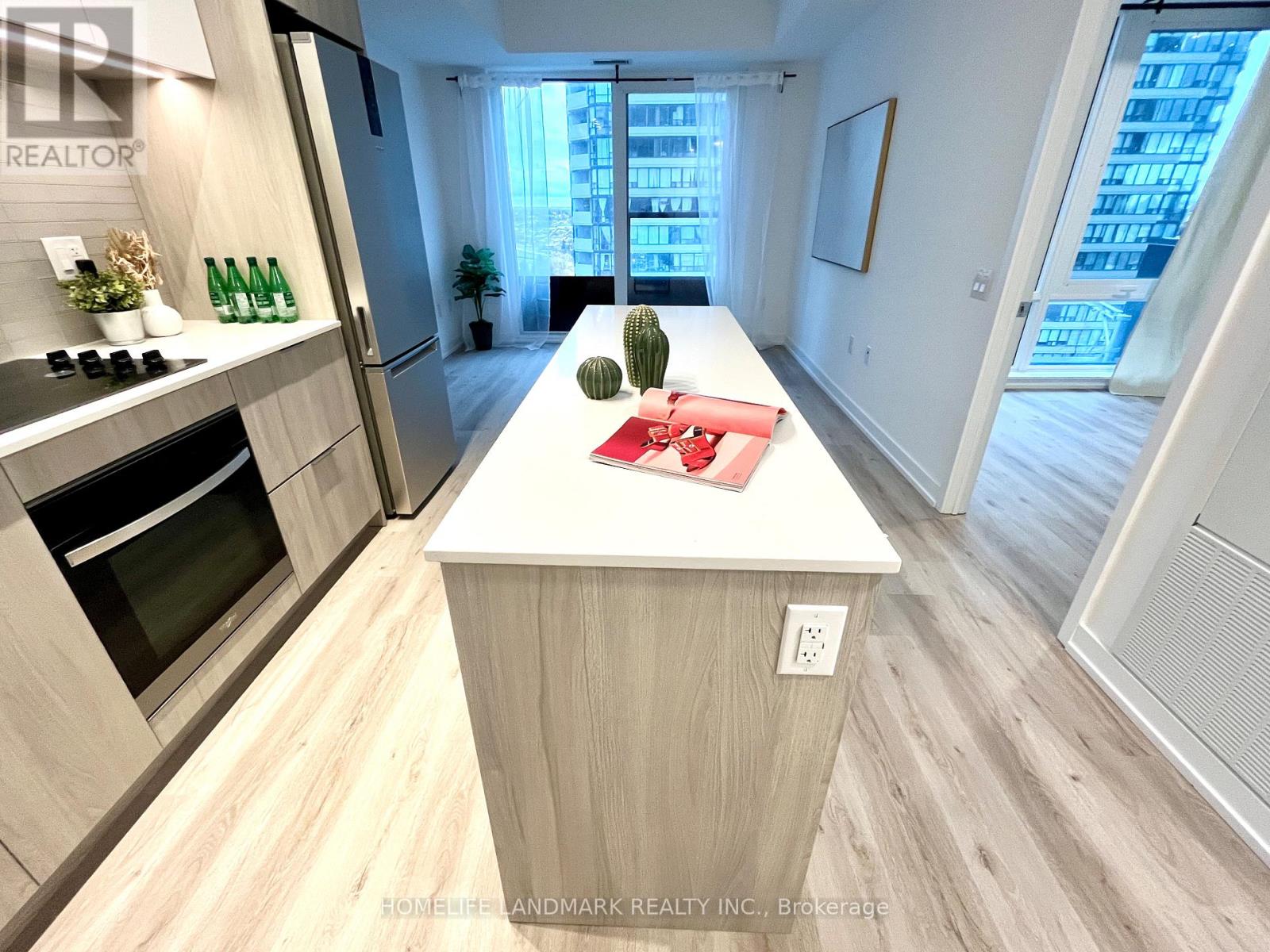 709 - 395 Square One Drive, Mississauga, Ontario  L5B 0P6 - Photo 6 - W12560776