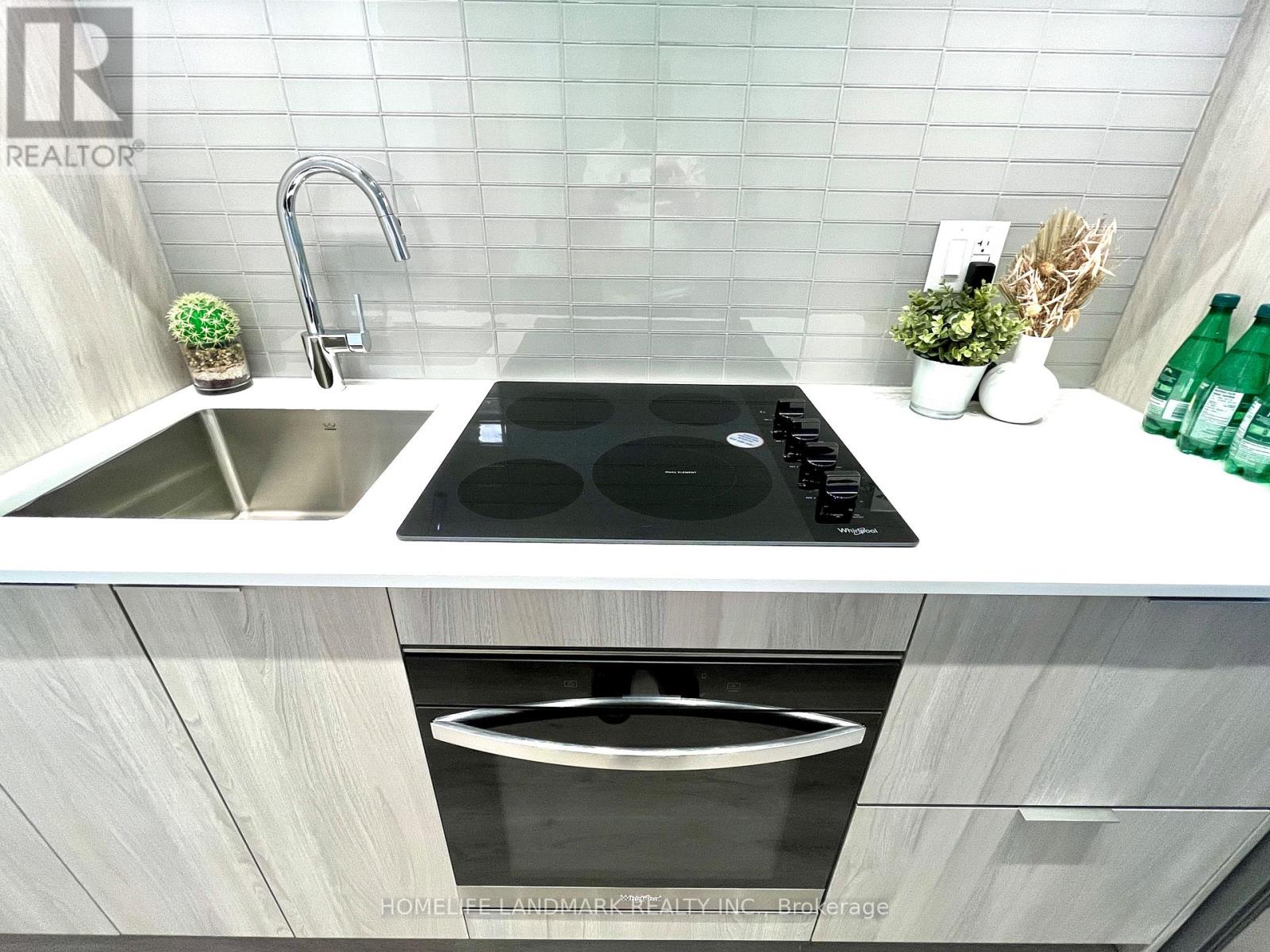 709 - 395 Square One Drive, Mississauga, Ontario  L5B 0P6 - Photo 8 - W12560776