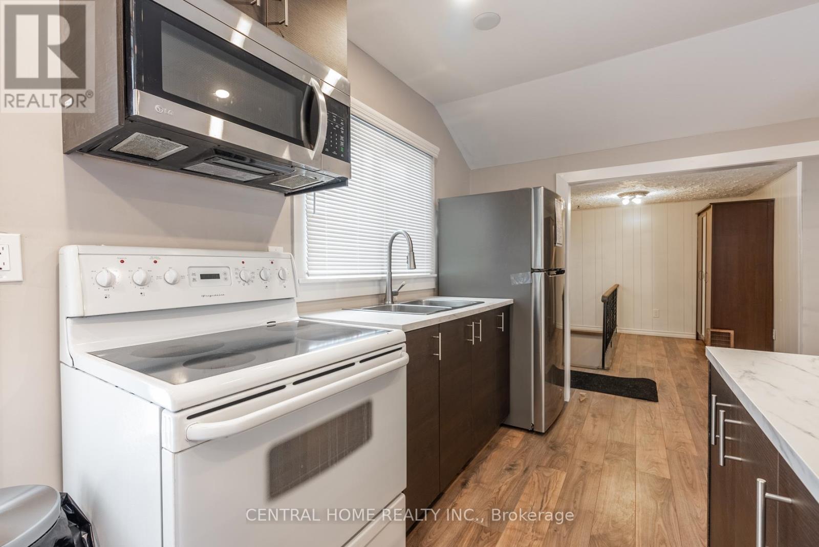 651 16th Avenue, Richmond Hill, Ontario  L4C 7A8 - Photo 4 - N12560800