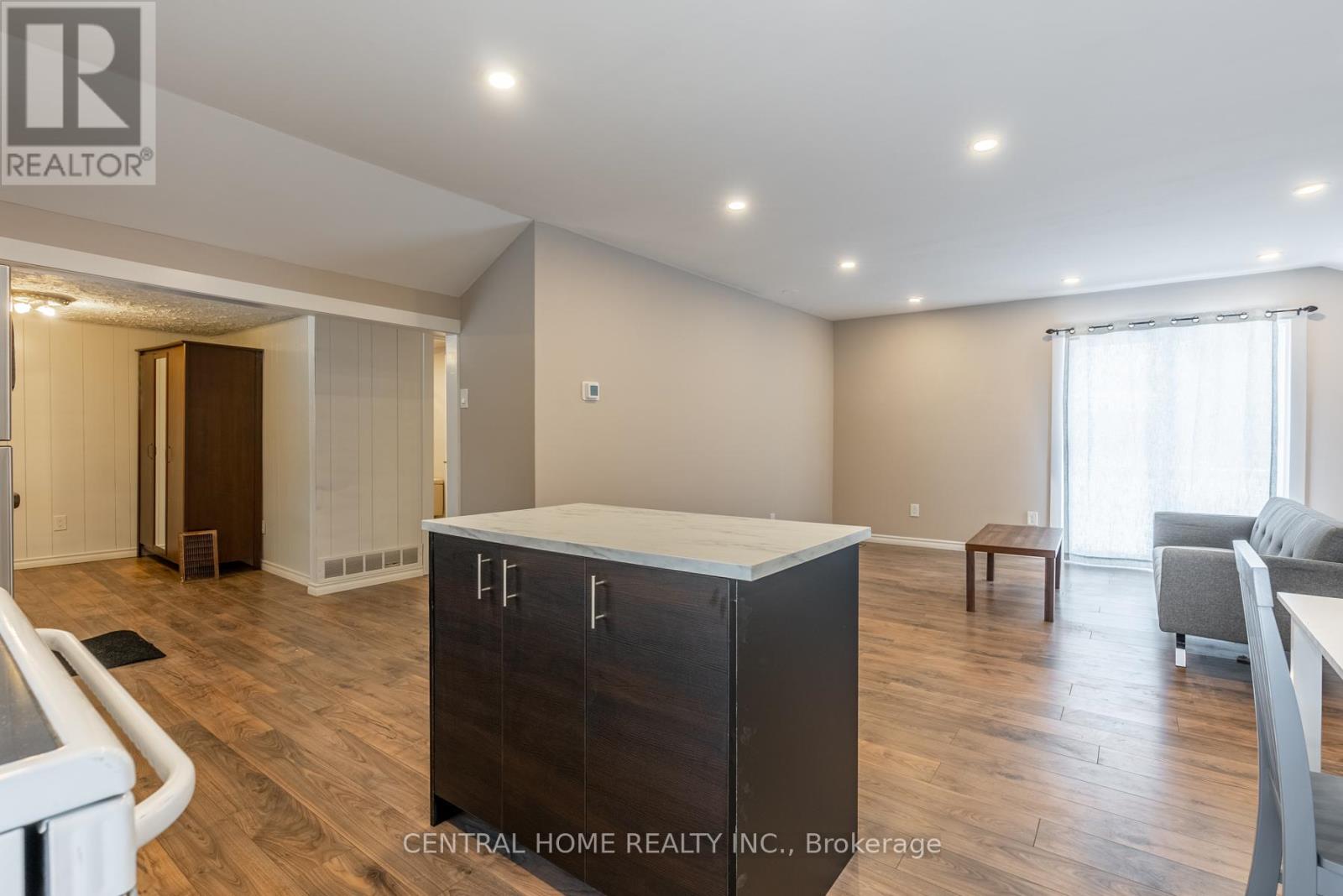 651 16th Avenue, Richmond Hill, Ontario  L4C 7A8 - Photo 5 - N12560800