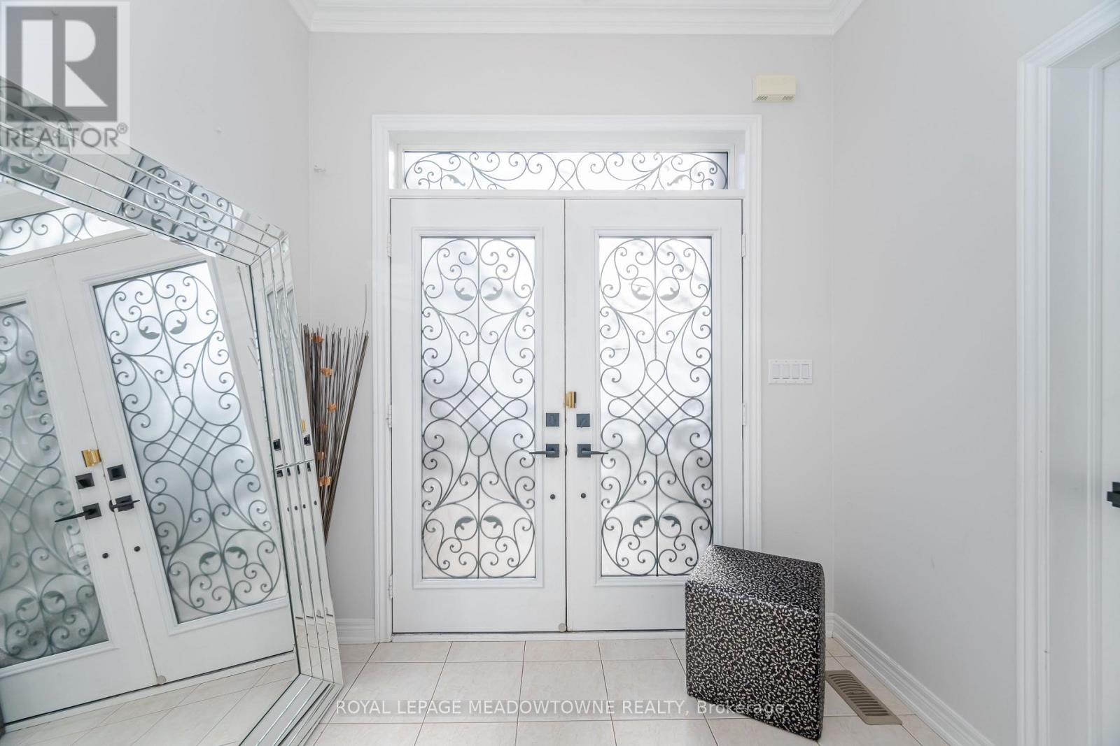 2459 Meadowridge Drive, Oakville, Ontario  L6H 7R4 - Photo 4 - W12560802