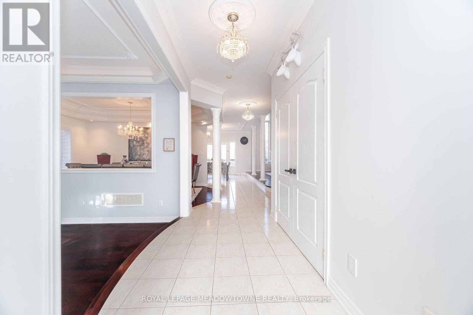 2459 Meadowridge Drive, Oakville, Ontario  L6H 7R4 - Photo 5 - W12560802