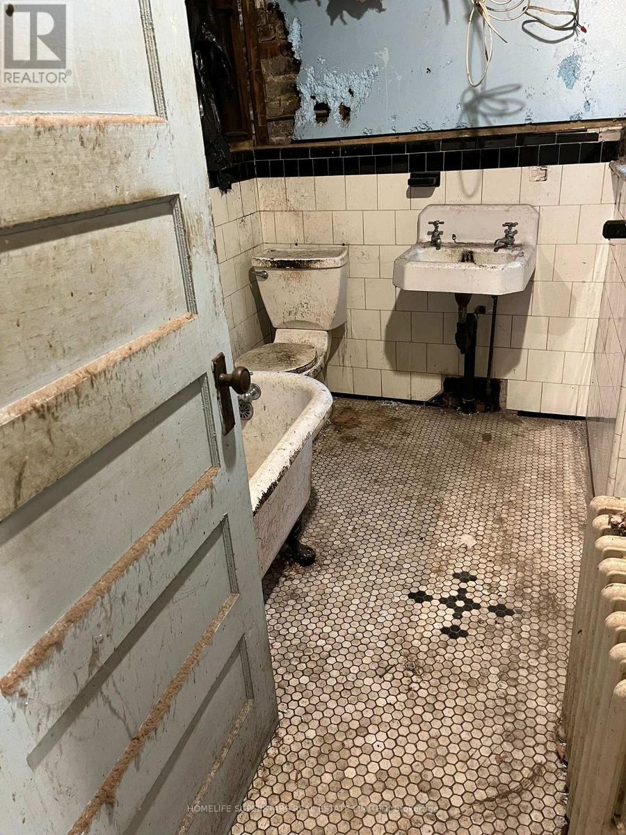 2553 Dundas Street W, Toronto, Ontario  M6P 1X6 - Photo 9 - W12560818