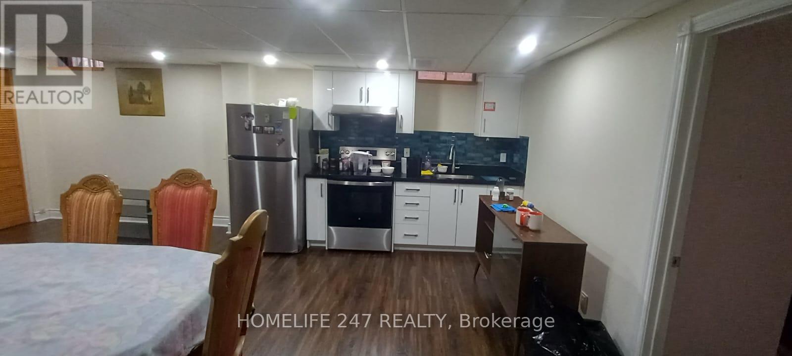 16 Hallen Road, Brampton, Ontario  L6Y 2V6 - Photo 3 - W12560824