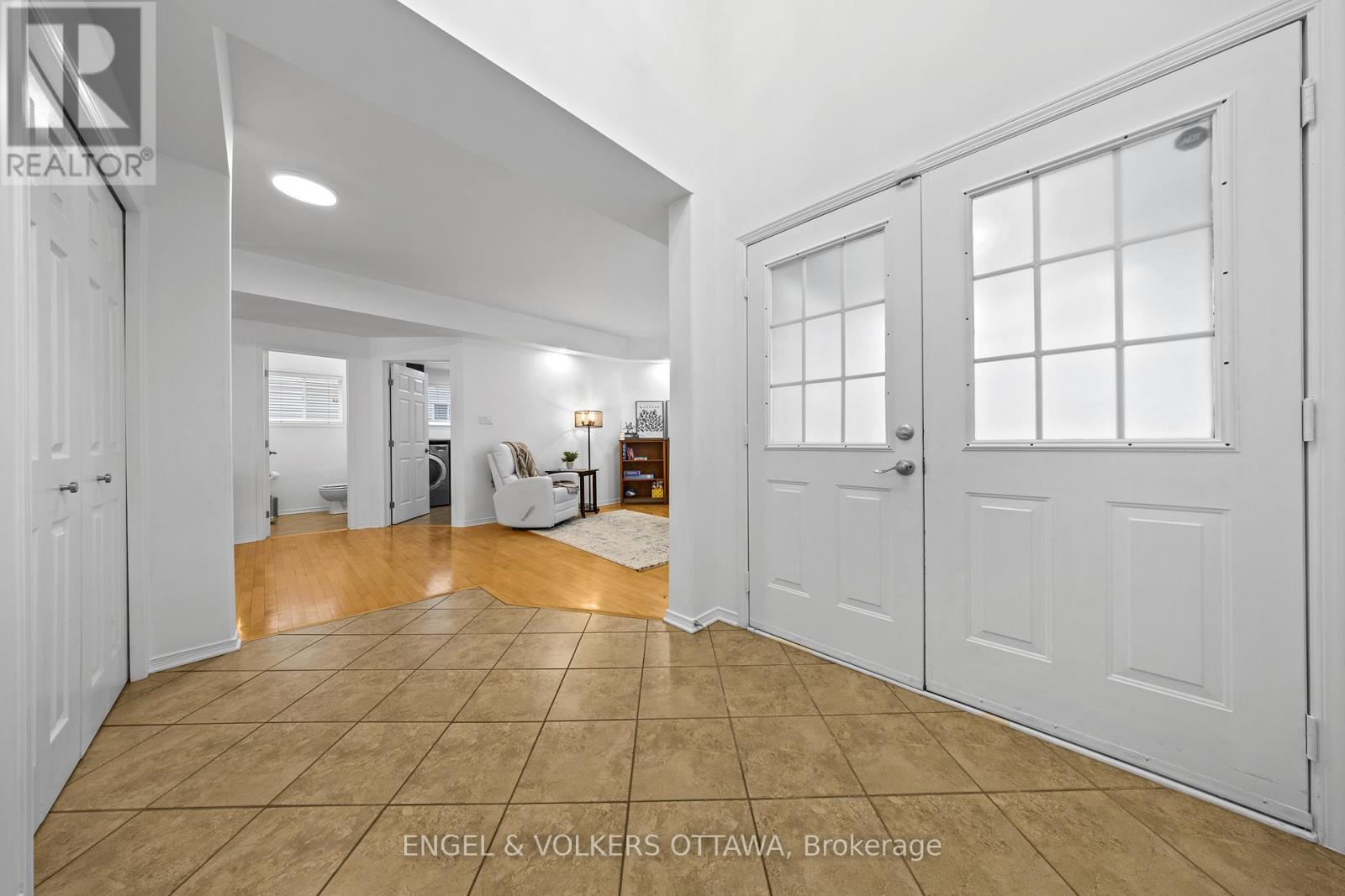 57 Newcastle Avenue, Ottawa, Ontario  K2K 3B5 - Photo 3 - X12560914