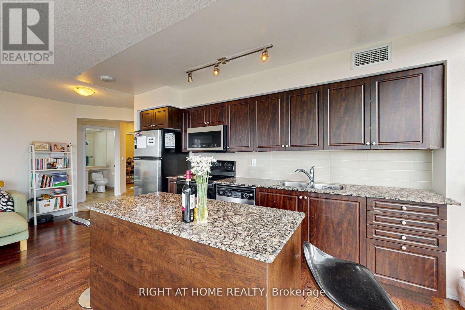 1710 - 215 Fort York Boulevard, Toronto, Ontario  M5V 4A2 - Photo 10 - C12560862