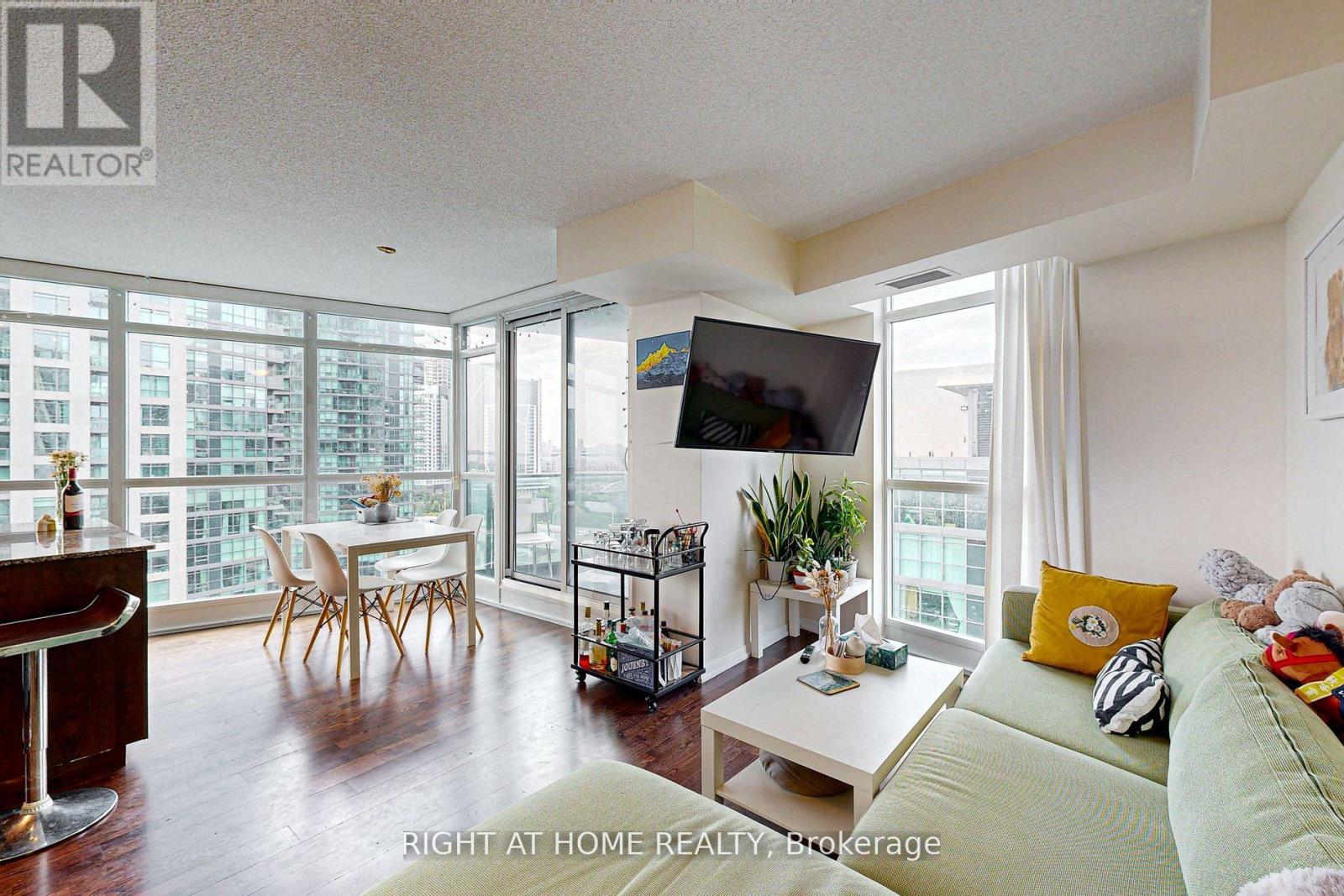 1710 - 215 Fort York Boulevard, Toronto, Ontario  M5V 4A2 - Photo 12 - C12560862