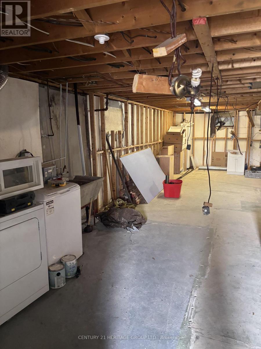 717 Jackson Court, Newmarket, Ontario  L3Y 5A5 - Photo 11 - N12560844