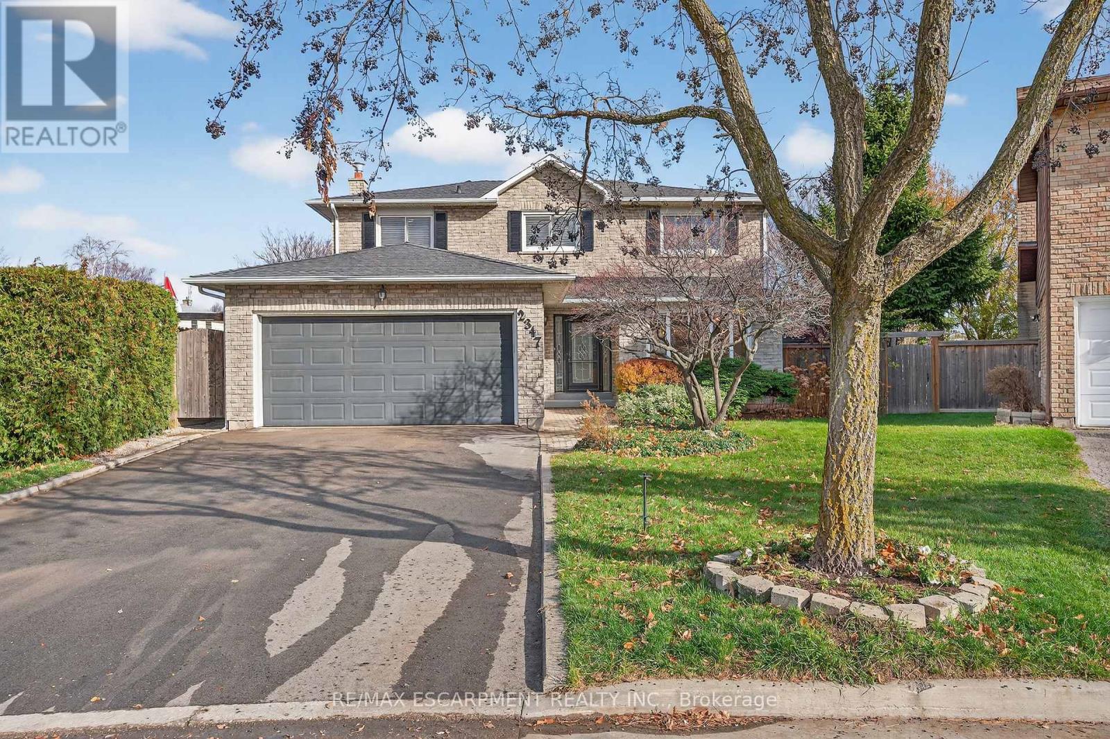 2347 Tweedsmuir Court, Burlington, Ontario L7P 4K9 - Photo 2 - W12560848