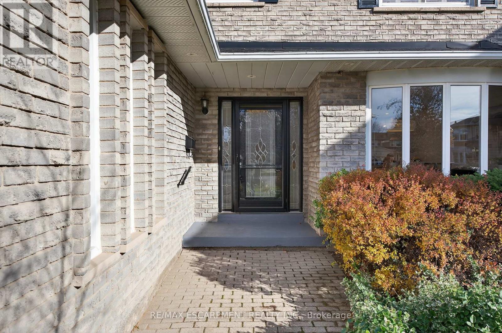 2347 Tweedsmuir Court, Burlington, Ontario L7P 4K9 - Photo 3 - W12560848