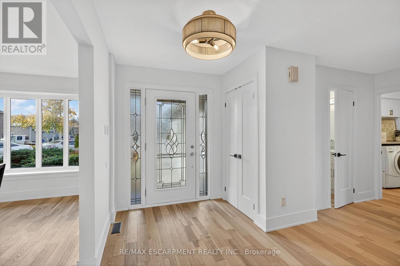 2347 Tweedsmuir Court, Burlington, Ontario L7P 4K9 - Photo 4 - W12560848