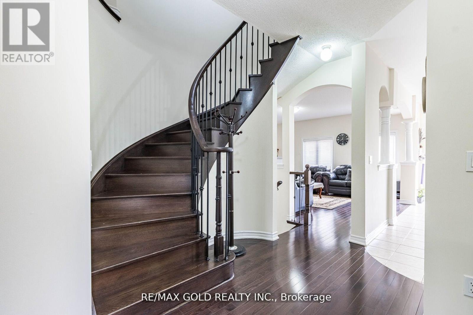 4 Mistletoe Place, Brampton, Ontario  L6Y 0G4 - Photo 10 - W12560890