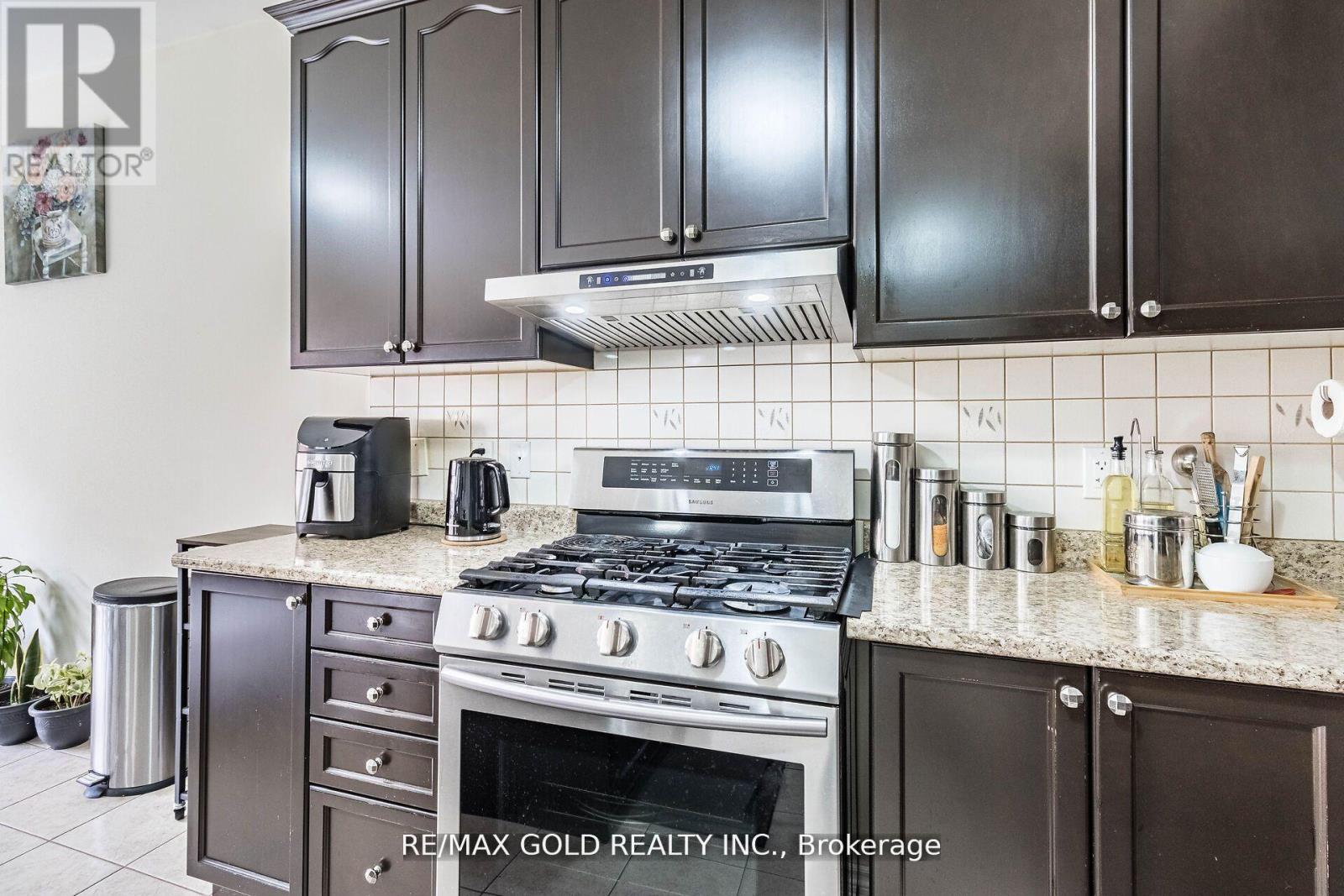 4 Mistletoe Place, Brampton, Ontario  L6Y 0G4 - Photo 14 - W12560890