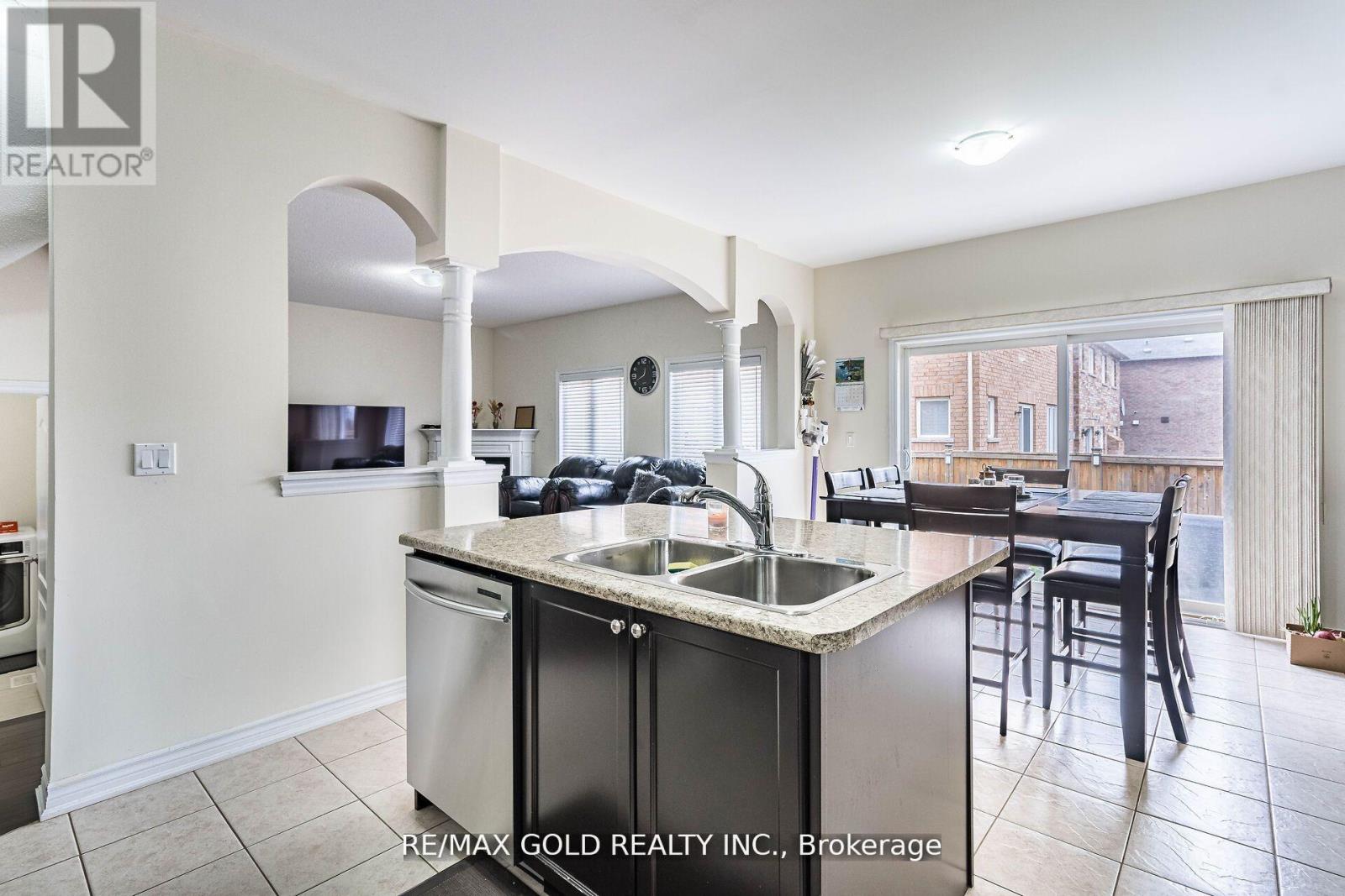 4 Mistletoe Place, Brampton, Ontario  L6Y 0G4 - Photo 15 - W12560890