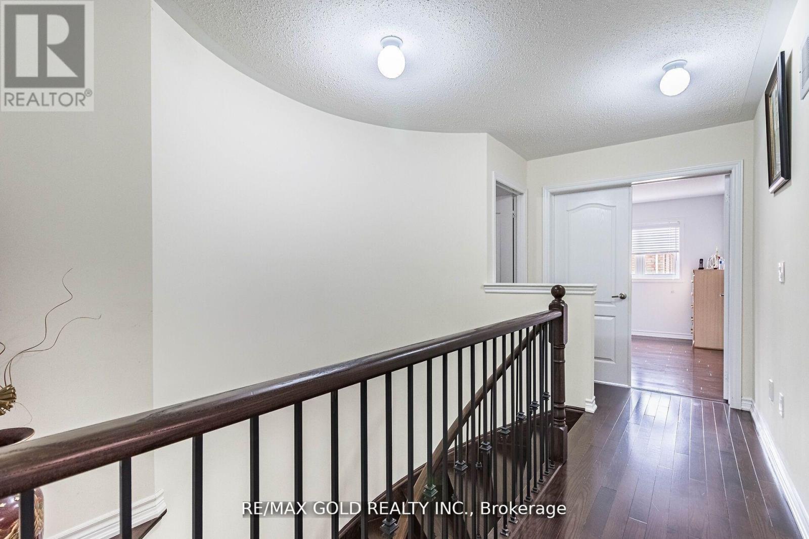 4 Mistletoe Place, Brampton, Ontario  L6Y 0G4 - Photo 19 - W12560890