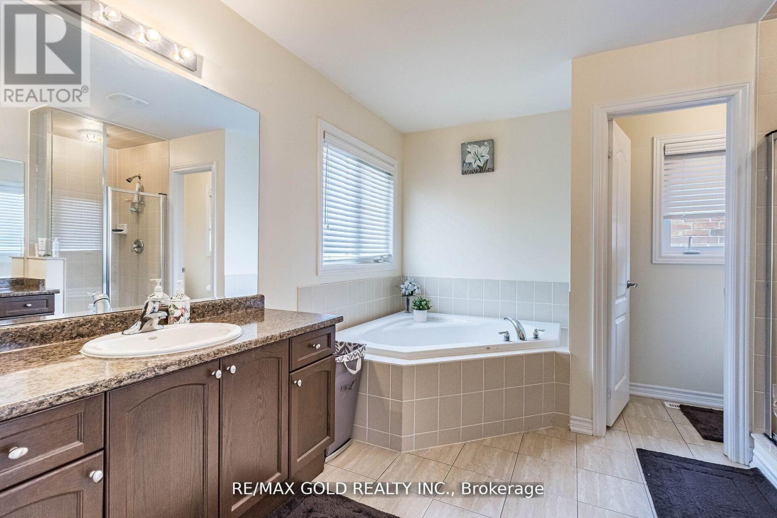 4 Mistletoe Place, Brampton, Ontario  L6Y 0G4 - Photo 25 - W12560890