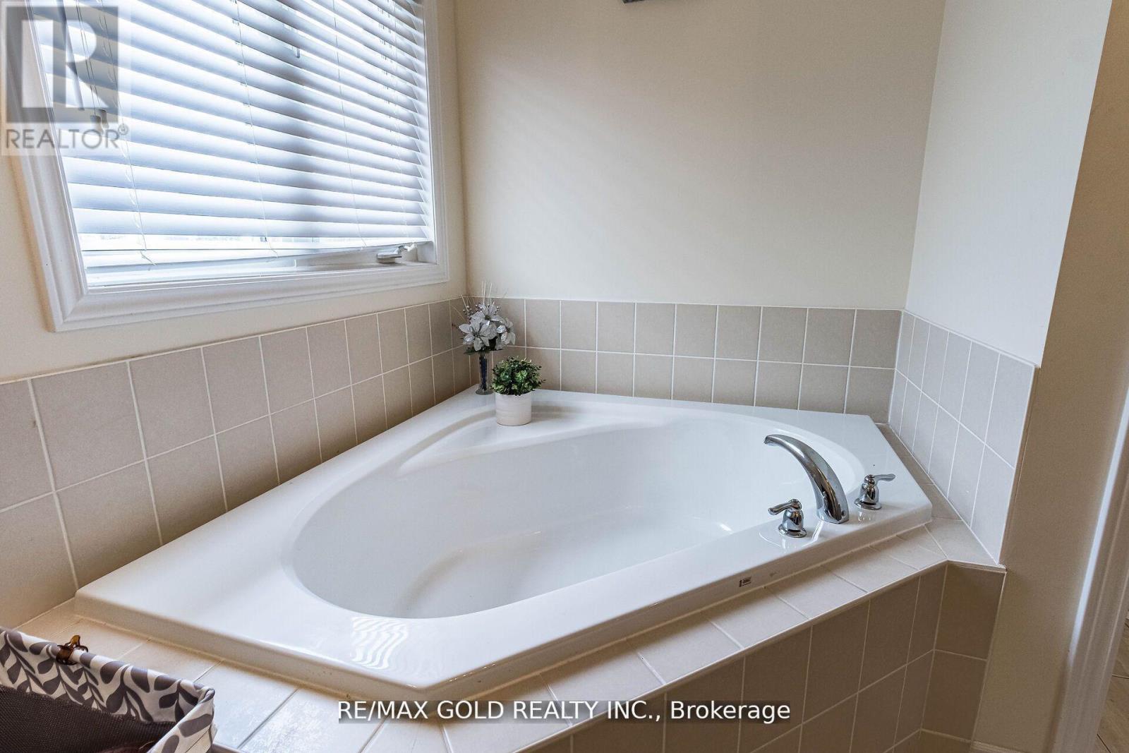 4 Mistletoe Place, Brampton, Ontario  L6Y 0G4 - Photo 26 - W12560890