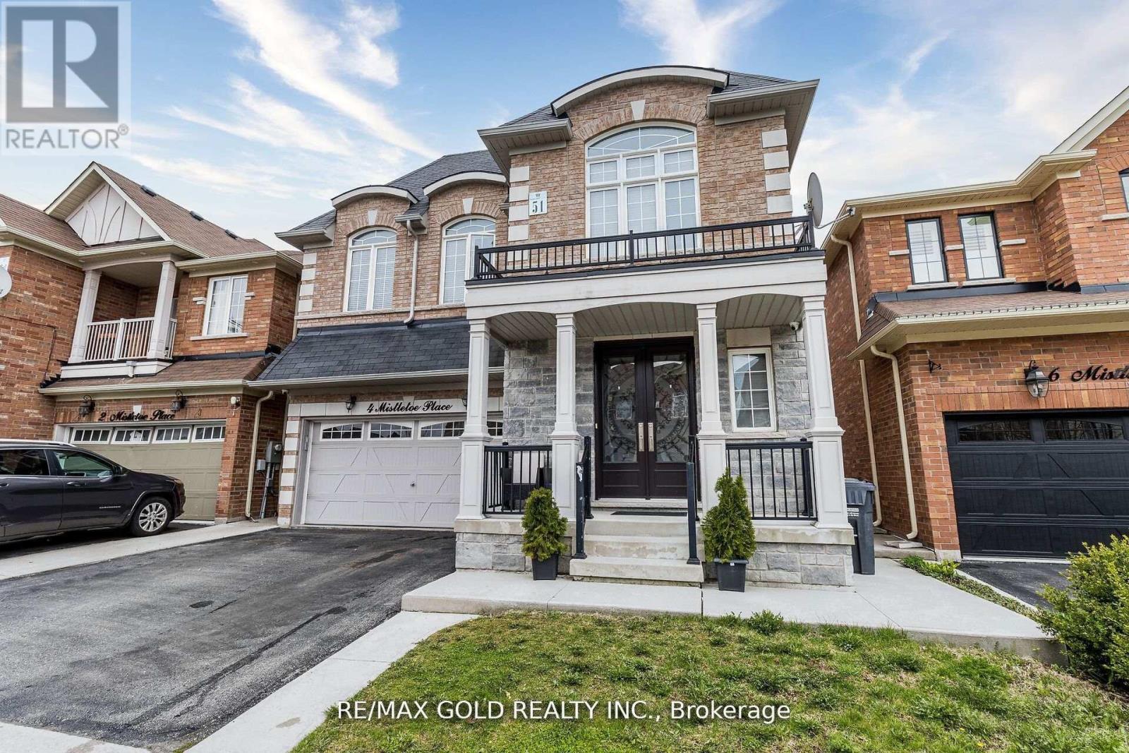 4 Mistletoe Place, Brampton, Ontario  L6Y 0G4 - Photo 3 - W12560890