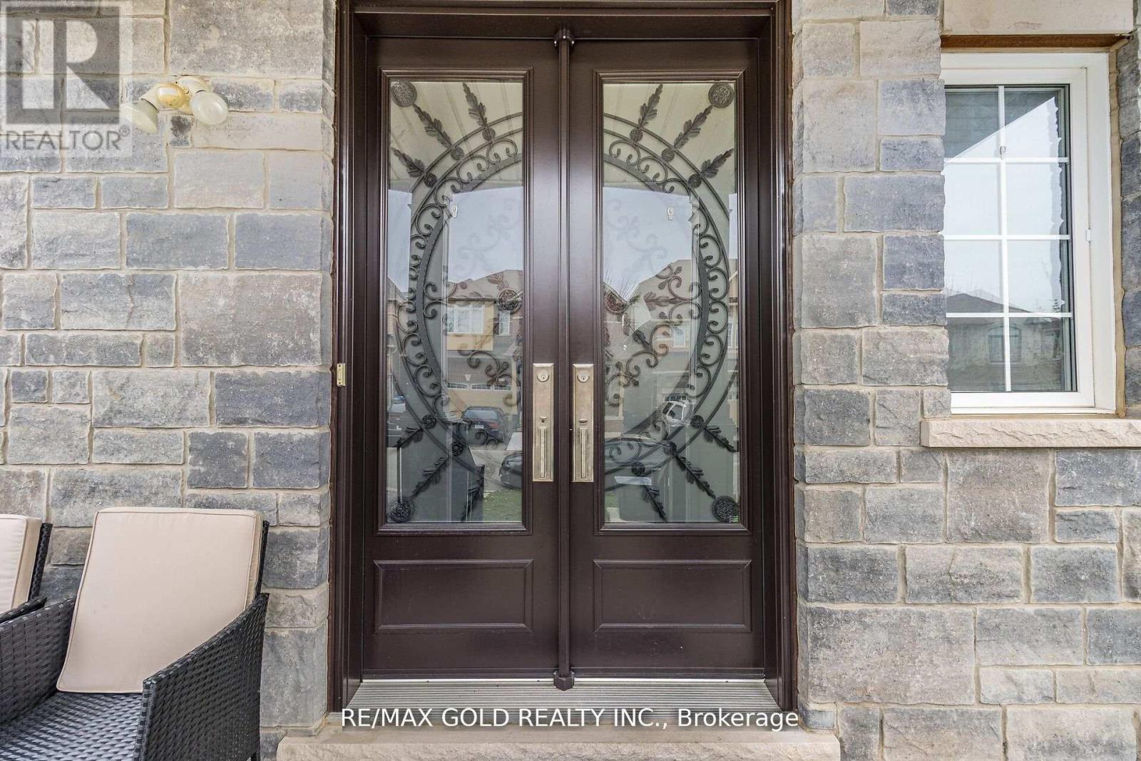 4 Mistletoe Place, Brampton, Ontario  L6Y 0G4 - Photo 5 - W12560890