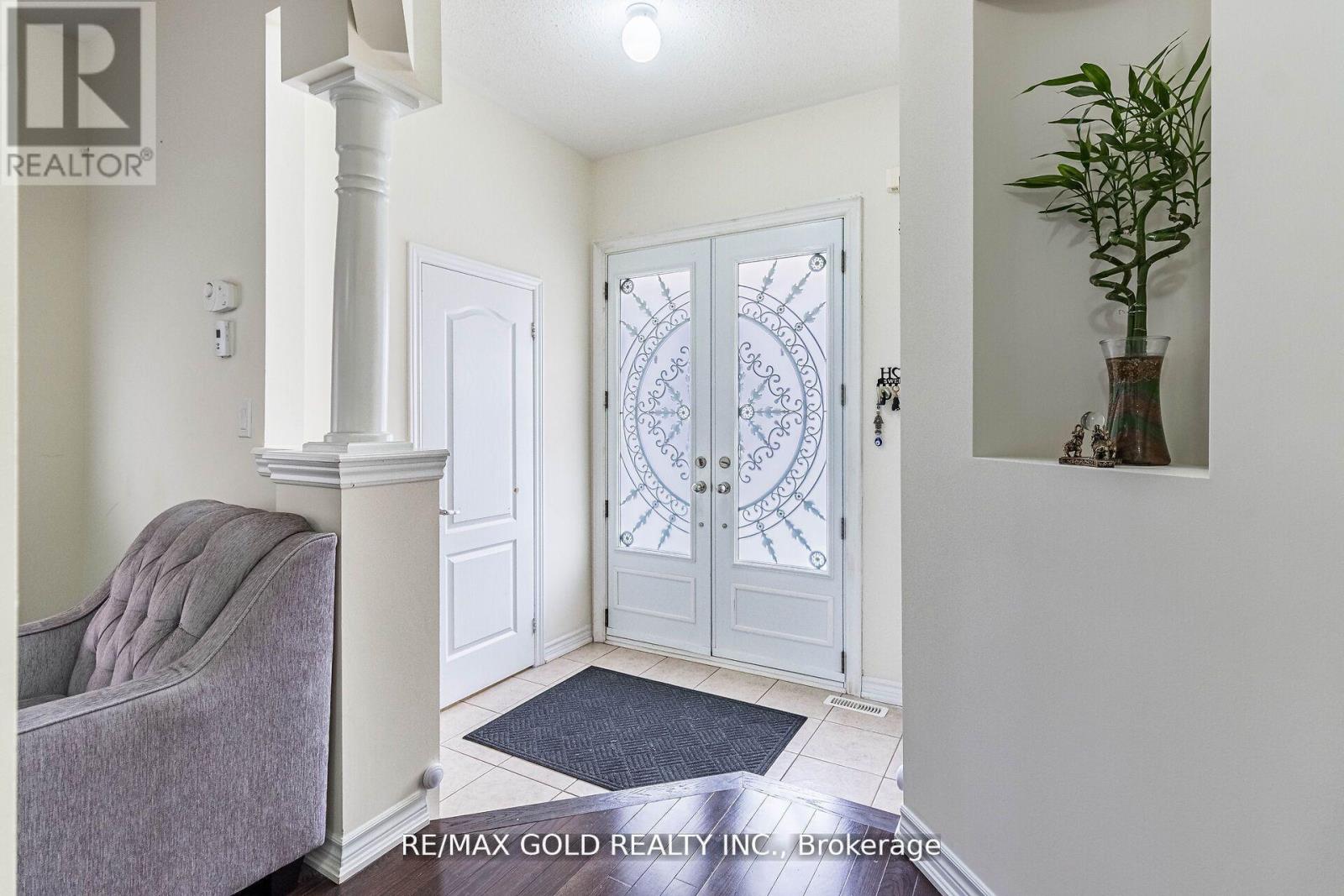 4 Mistletoe Place, Brampton, Ontario  L6Y 0G4 - Photo 6 - W12560890