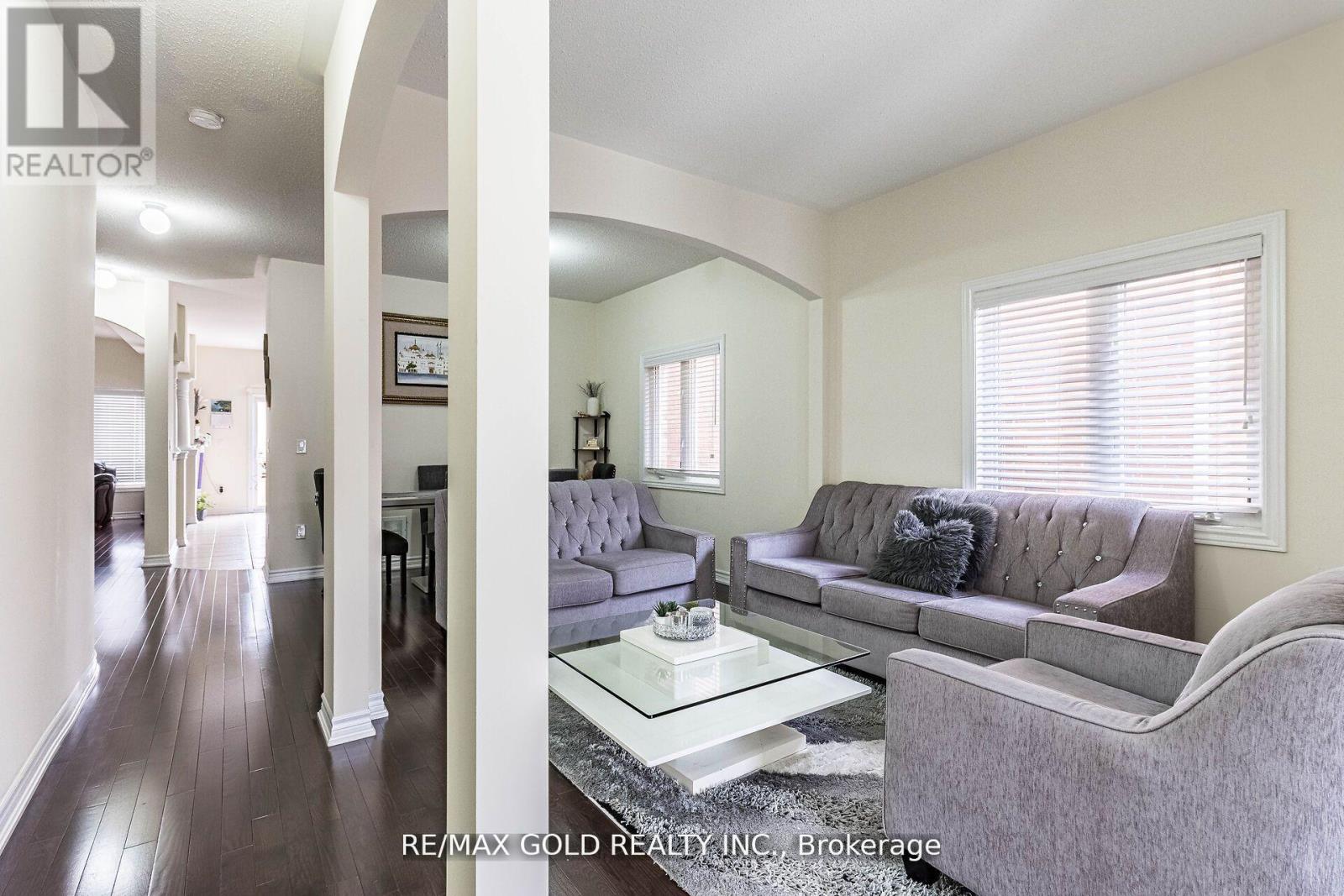 4 Mistletoe Place, Brampton, Ontario  L6Y 0G4 - Photo 7 - W12560890