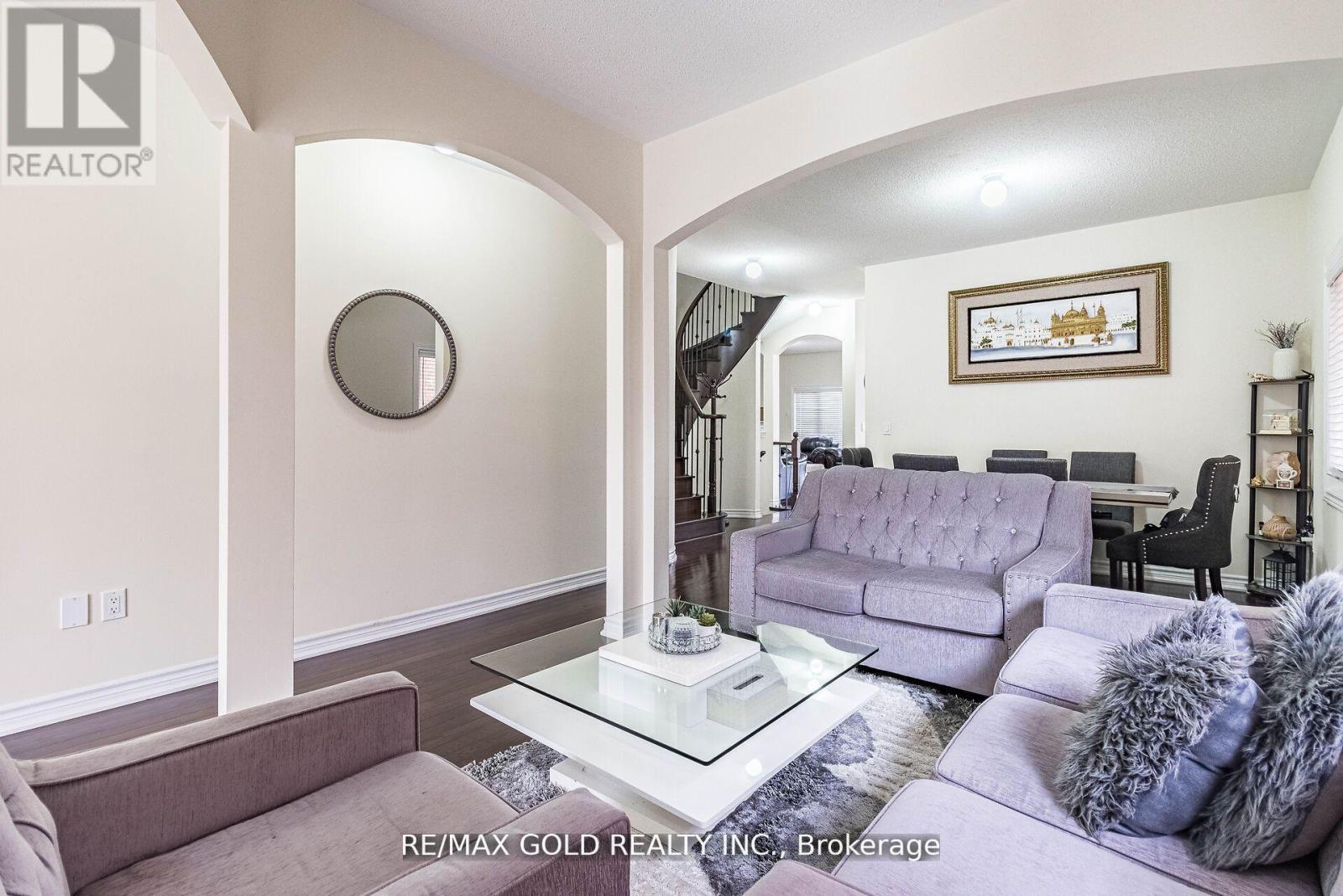 4 Mistletoe Place, Brampton, Ontario  L6Y 0G4 - Photo 8 - W12560890