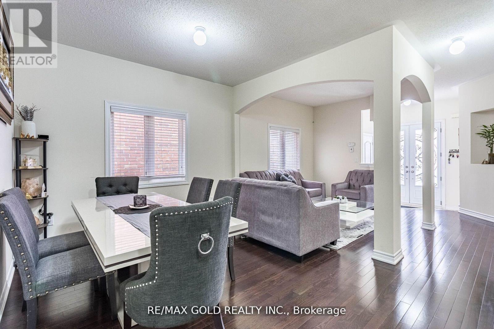 4 Mistletoe Place, Brampton, Ontario  L6Y 0G4 - Photo 9 - W12560890