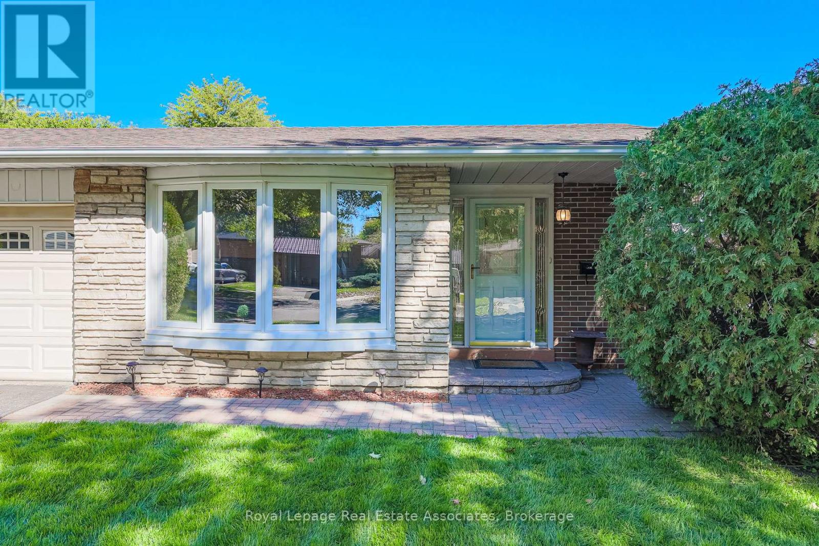 958 Fletcher Valley Crescent, Mississauga, Ontario  L5J 2X7 - Photo 3 - W12490220