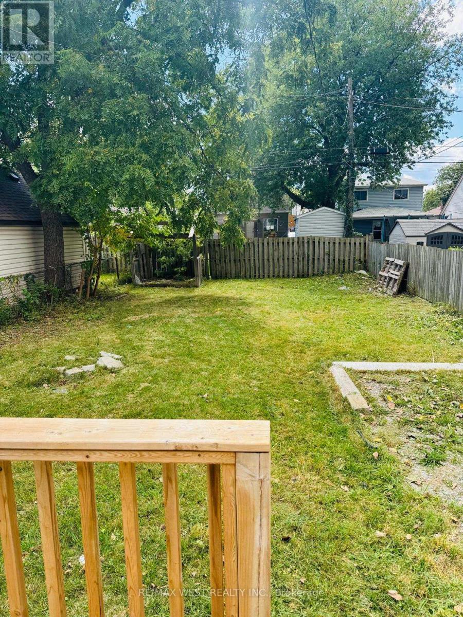 643 Charles Street E, Windsor, Ontario  N8X 3G6 - Photo 2 - X12560918