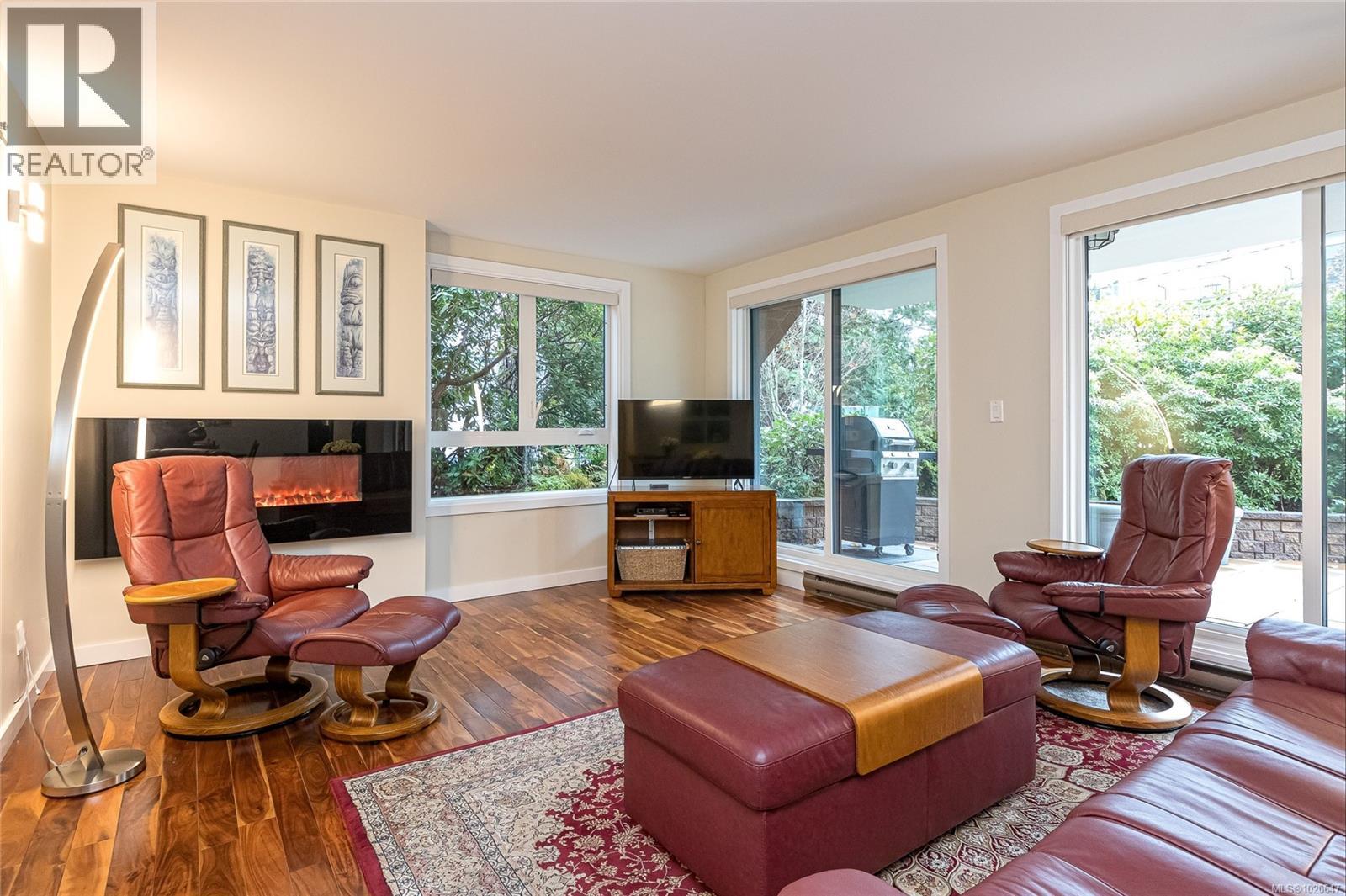 105 1375 Newport Ave, Oak Bay, British Columbia