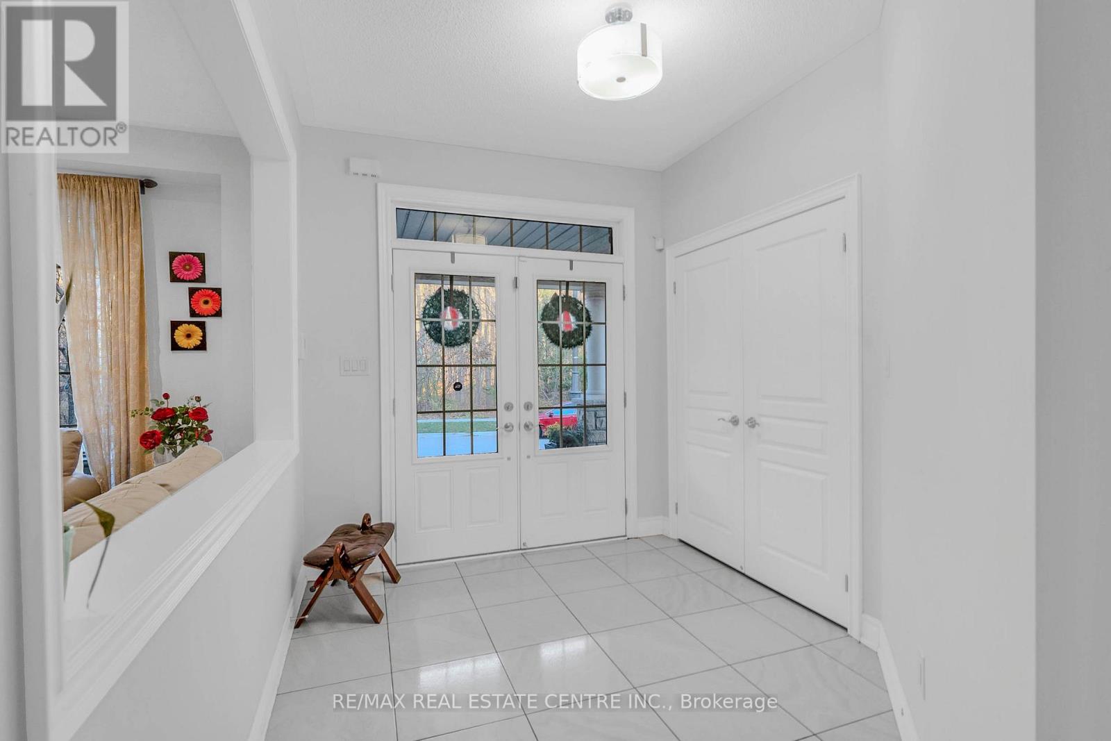 11 Mistyglen Crescent, Brampton, Ontario  L6Y 0X2 - Photo 4 - W12560946