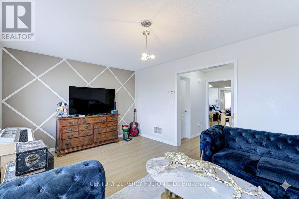 39 Vanhorne Close, Brampton, Ontario  L7A 0X8 - Photo 17 - W12560456