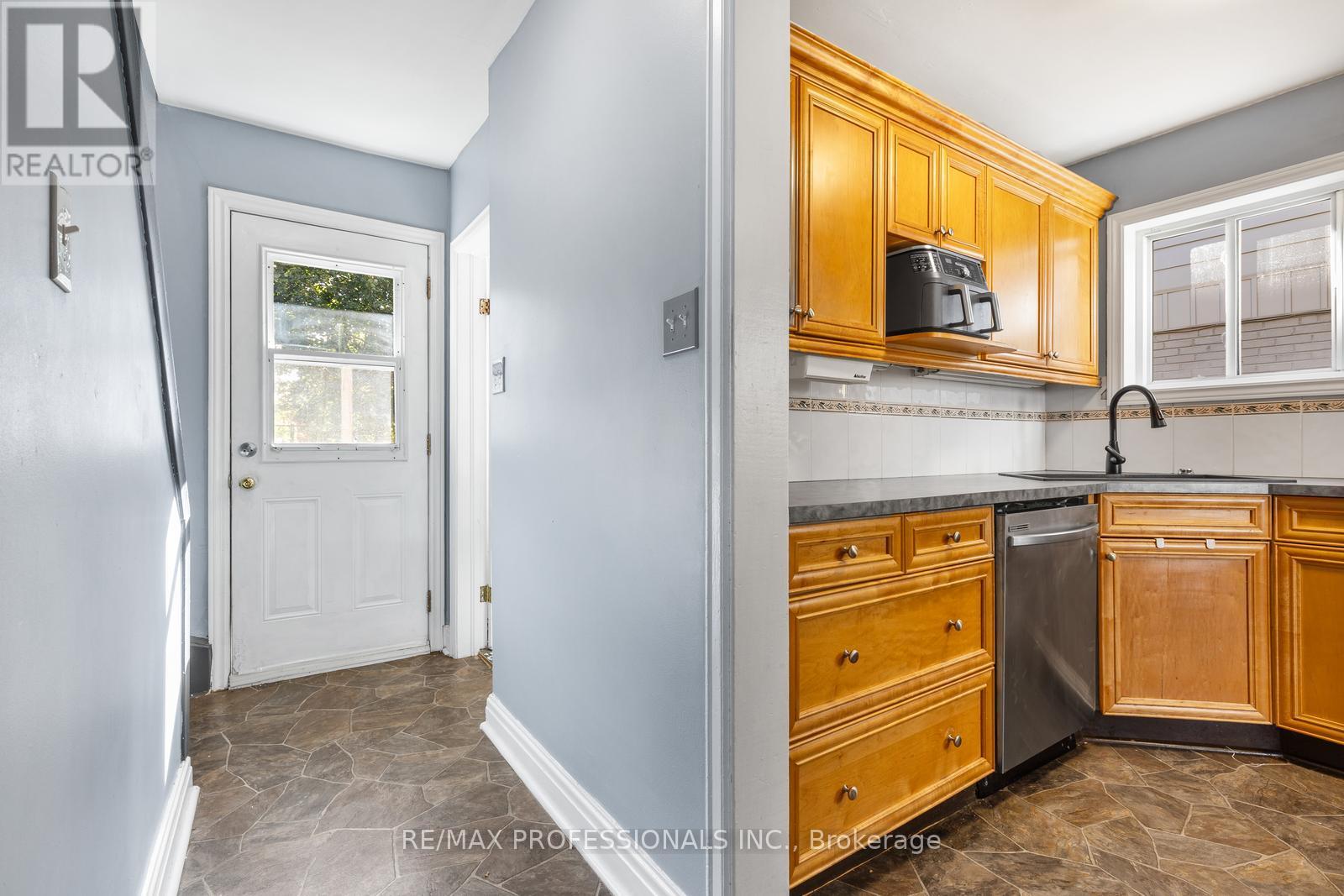 19 Mitcham Drive, Toronto, Ontario M8W 2J6 - Photo 13 - W12560788