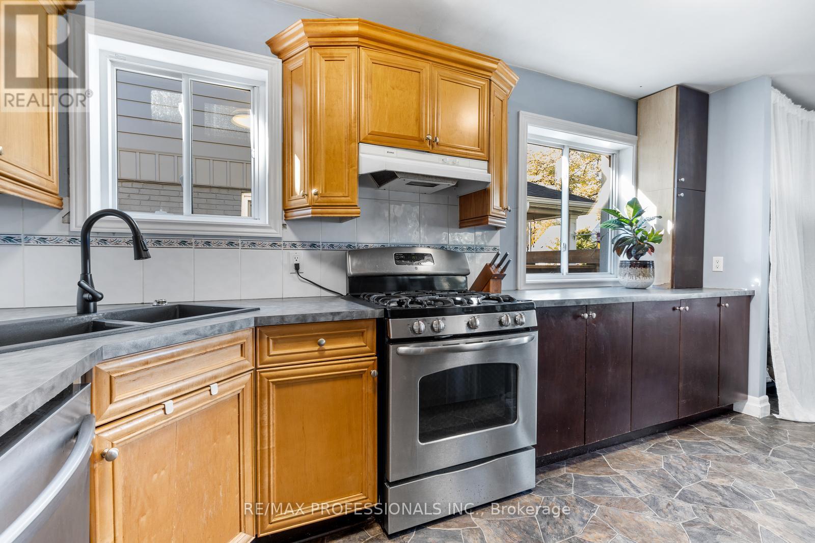 19 Mitcham Drive, Toronto, Ontario M8W 2J6 - Photo 11 - W12560788