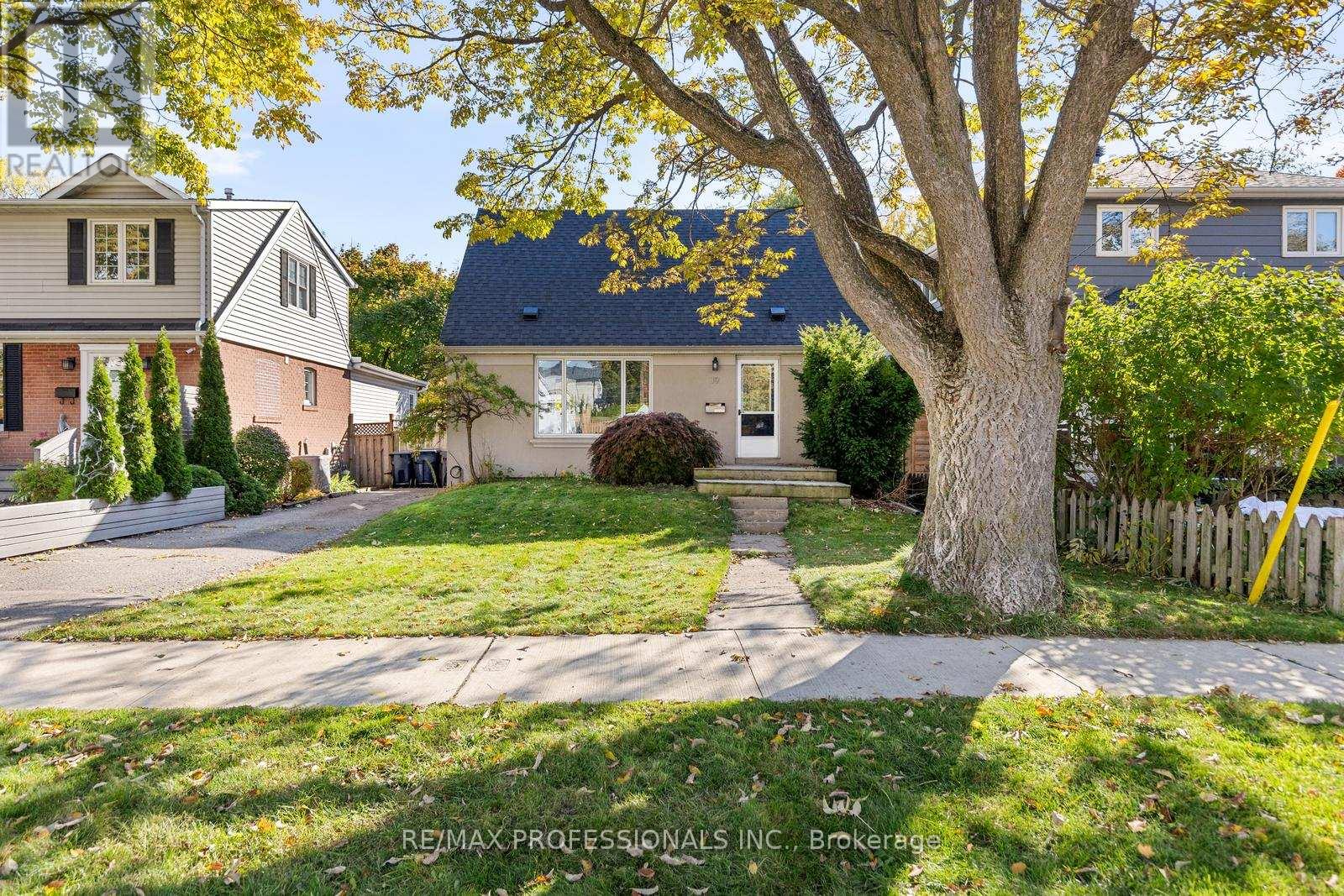 19 Mitcham Drive, Toronto, Ontario M8W 2J6 - Photo 3 - W12560788