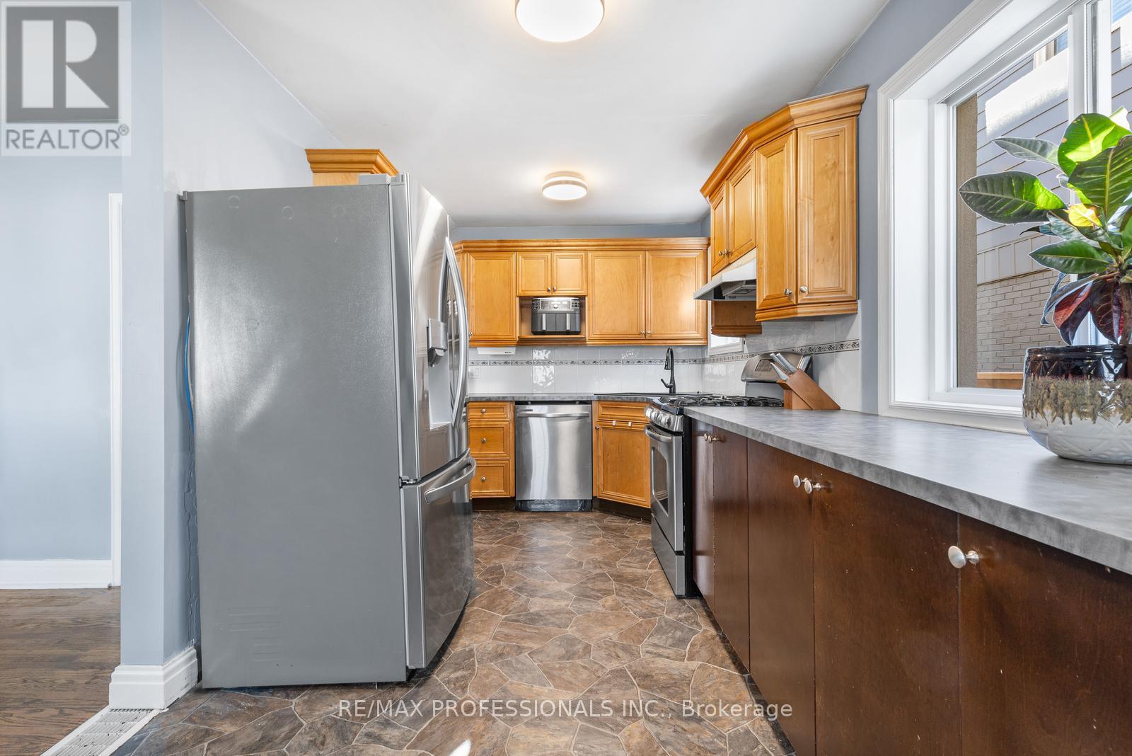 19 Mitcham Drive, Toronto, Ontario M8W 2J6 - Photo 10 - W12560788