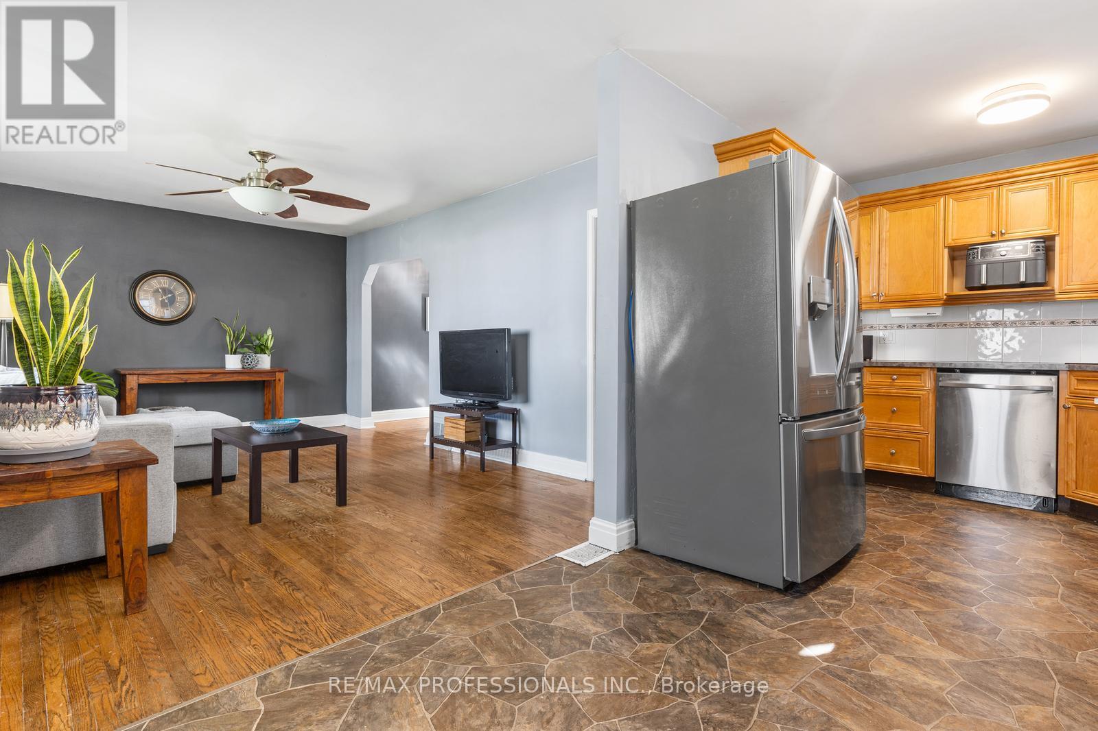 19 Mitcham Drive, Toronto, Ontario M8W 2J6 - Photo 9 - W12560788