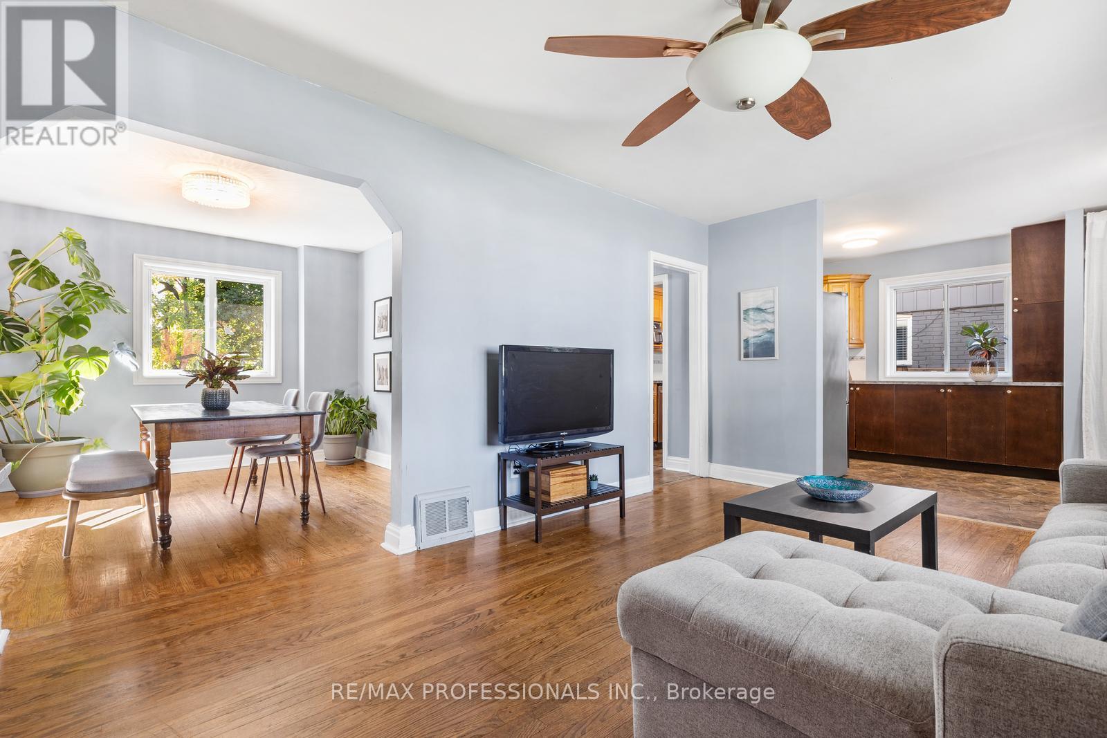 19 Mitcham Drive, Toronto, Ontario M8W 2J6 - Photo 5 - W12560788