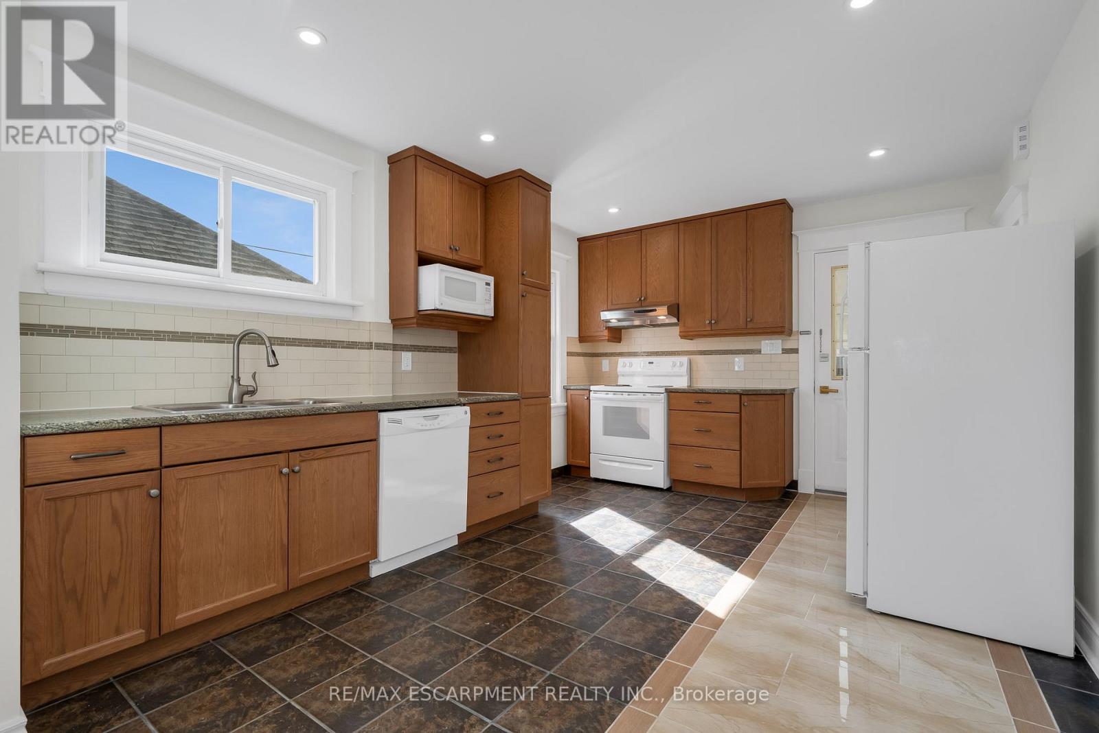 2 - 229 Geneva Street, St. Catharines, Ontario  L2R 4R1 - Photo 4 - X12560980