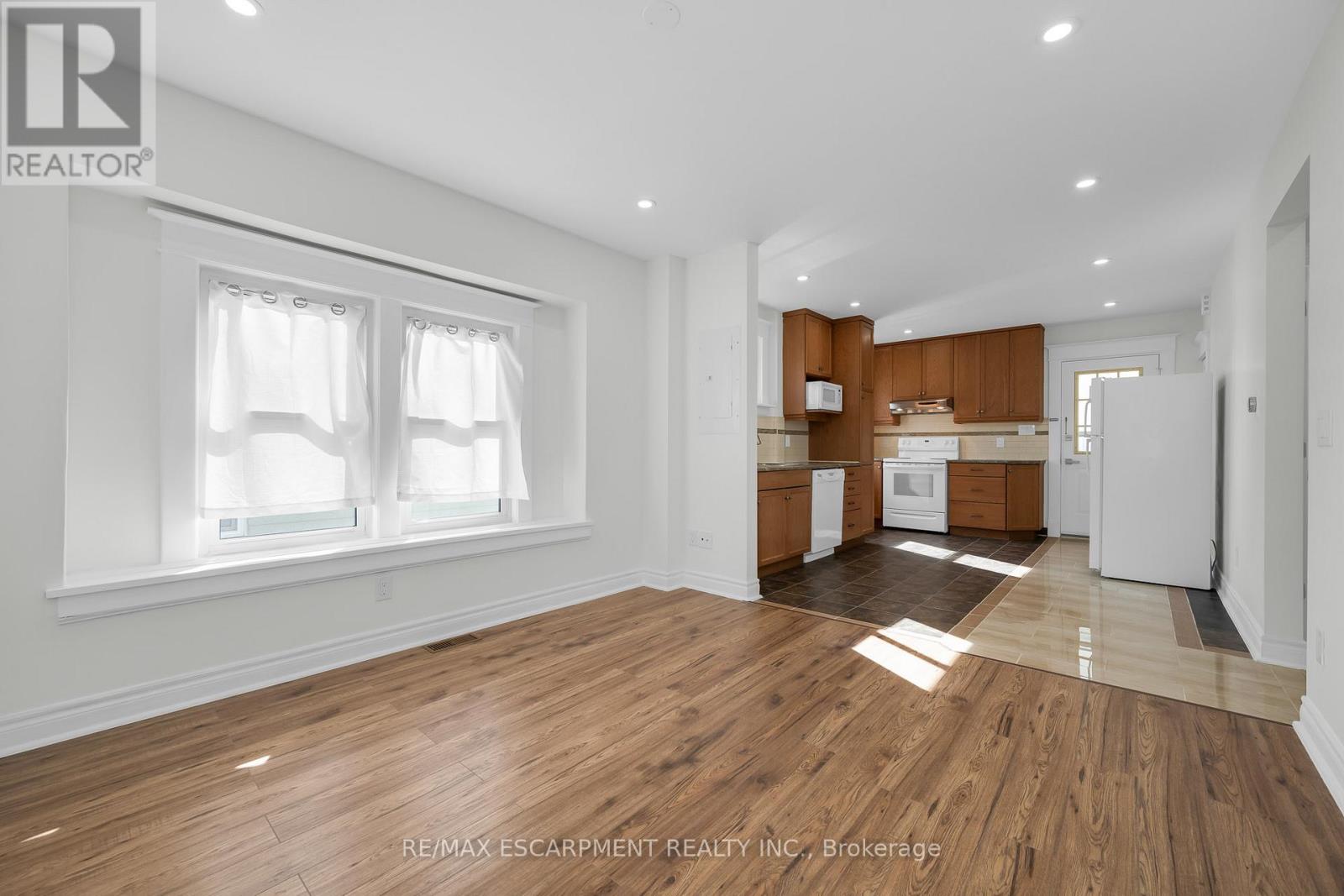 2 - 229 Geneva Street, St. Catharines, Ontario  L2R 4R1 - Photo 5 - X12560980