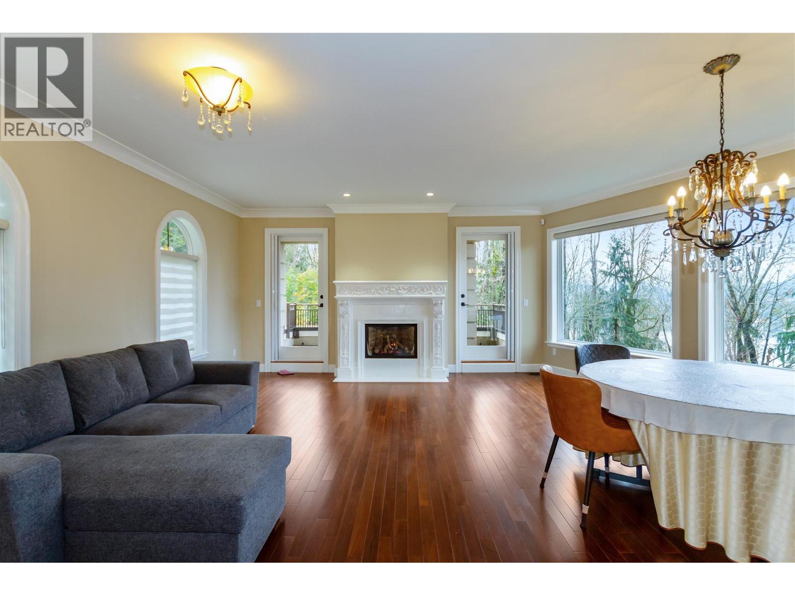 5521 Bessborough Drive, Burnaby, British Columbia  V5B 1E1 - Photo 3 - R3067627