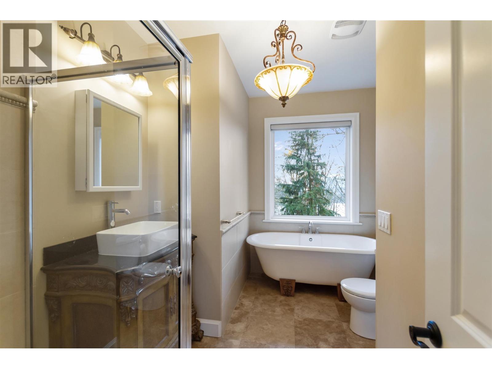 5521 Bessborough Drive, Burnaby, British Columbia  V5B 1E1 - Photo 22 - R3067627