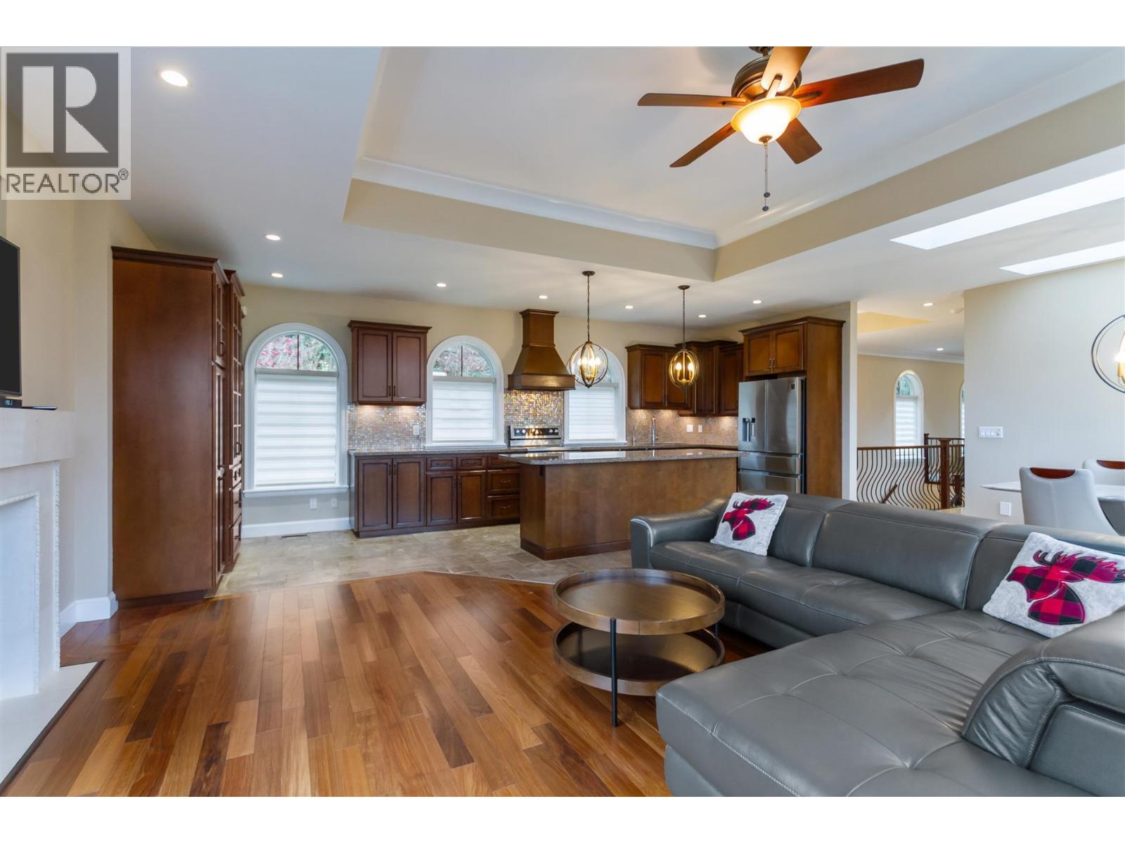 5521 Bessborough Drive, Burnaby, British Columbia  V5B 1E1 - Photo 9 - R3067627