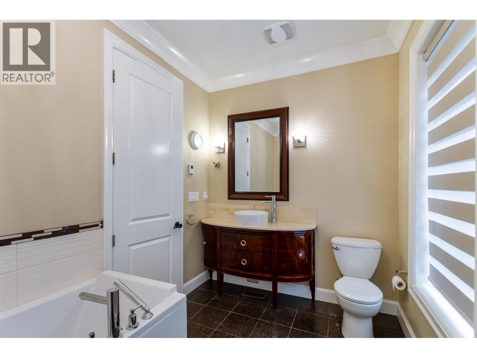 5521 Bessborough Drive, Burnaby, British Columbia  V5B 1E1 - Photo 18 - R3067627